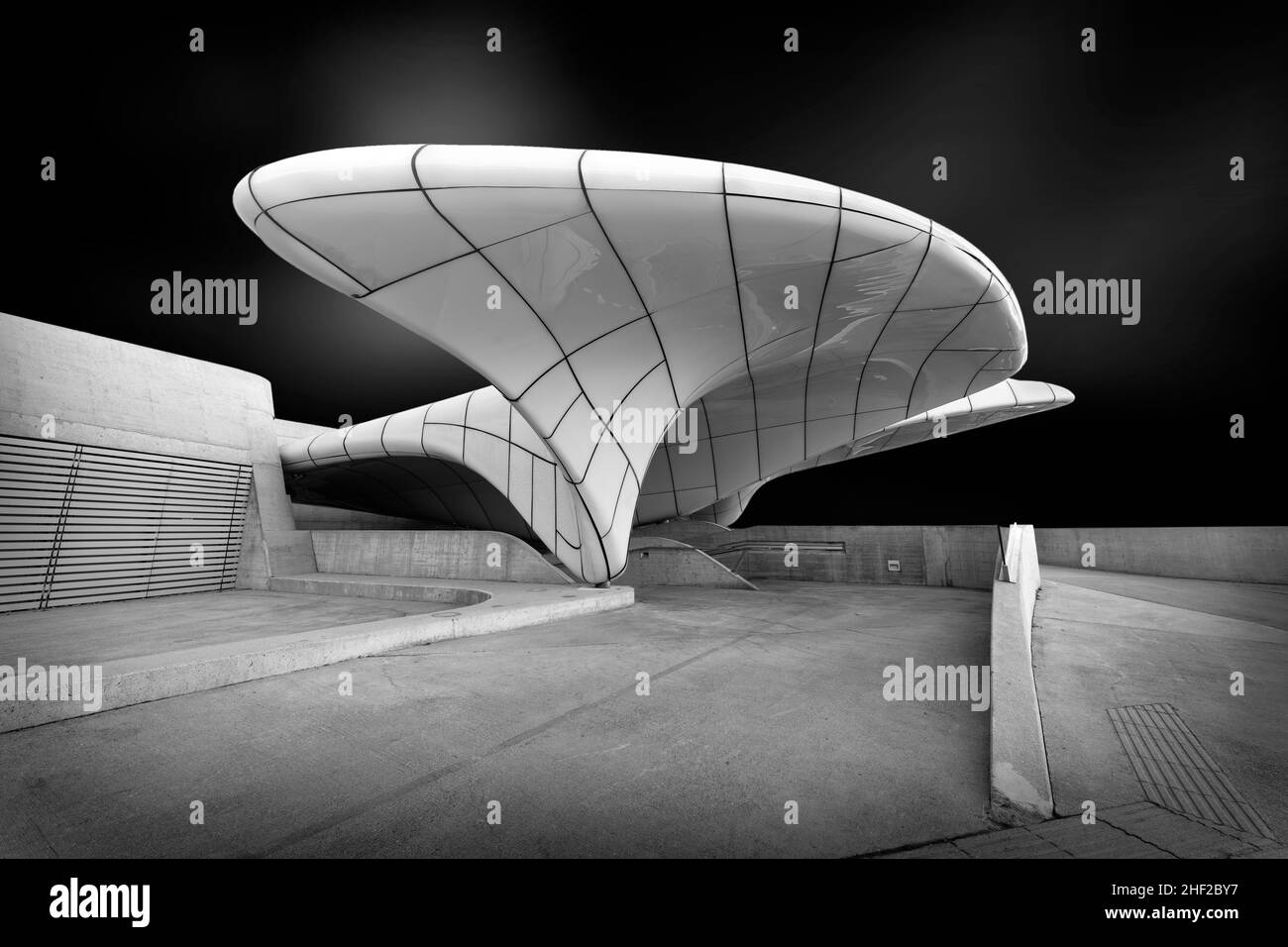 Hungerburgbahn a Innsbruck, Austra, progettato da Zaha Hadid, preso nel dicembre 2021, dopo essere stato elaborato utilizzando bracketing di esposizione Foto Stock