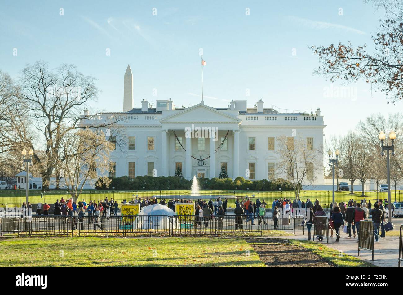Il ritorno della Casa Bianca. Vista dall'affollata Lafayette Square. I visitatori possono ammirare lo storico edificio di Washington DC, VA, USA Foto Stock