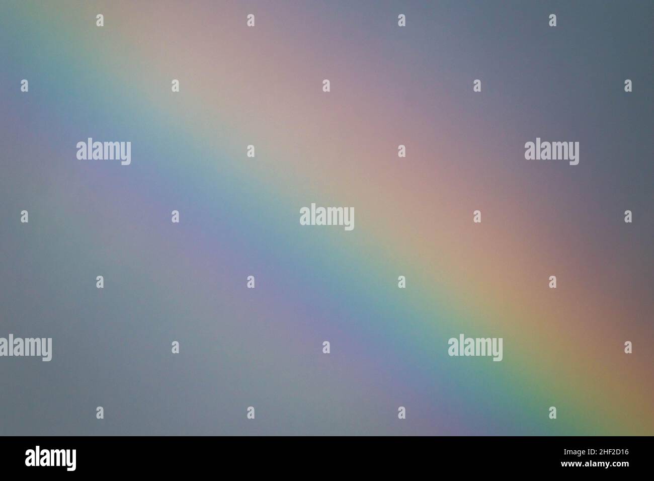 Un'immagine ravvicinata di un arcobaleno colorato dopo una tempesta che passa sul mare Mediterraneo Foto Stock
