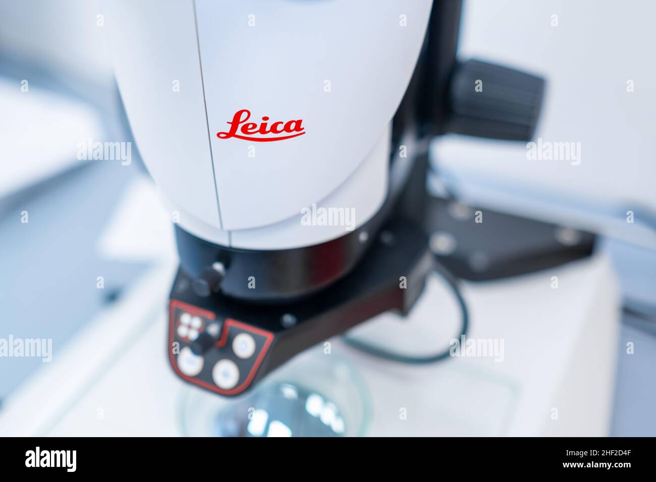 Microscopio Leica per analisi di DNA o piccoli oggetti e cellule. Analisi microbiologica o clinica, gennaio 2022, Praga, Repubblica Ceca. Foto Stock