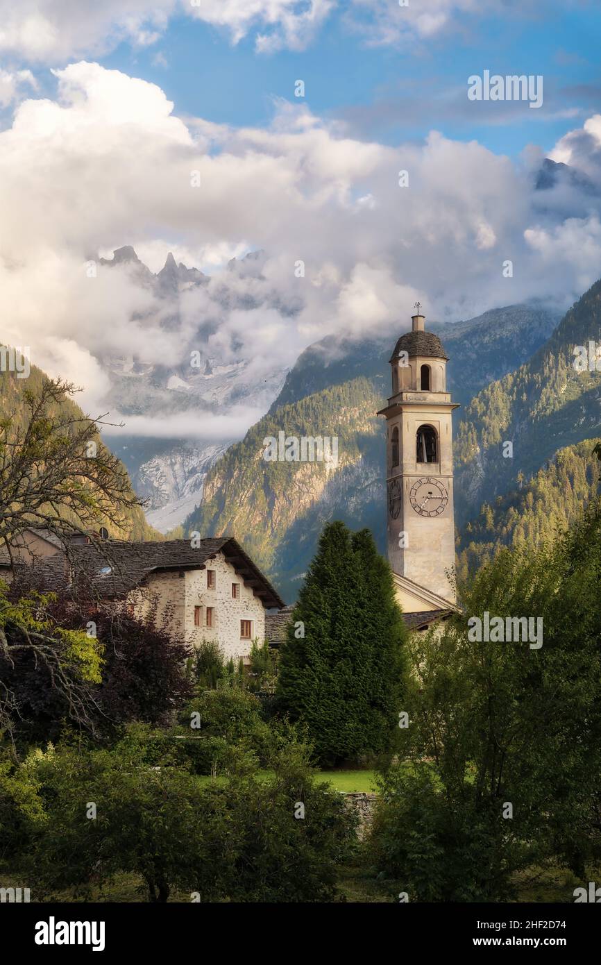 Svizzera Mountain Village Soglio al confine meridionale con l'Italia, post-processato con bracketing di esposizione Foto Stock