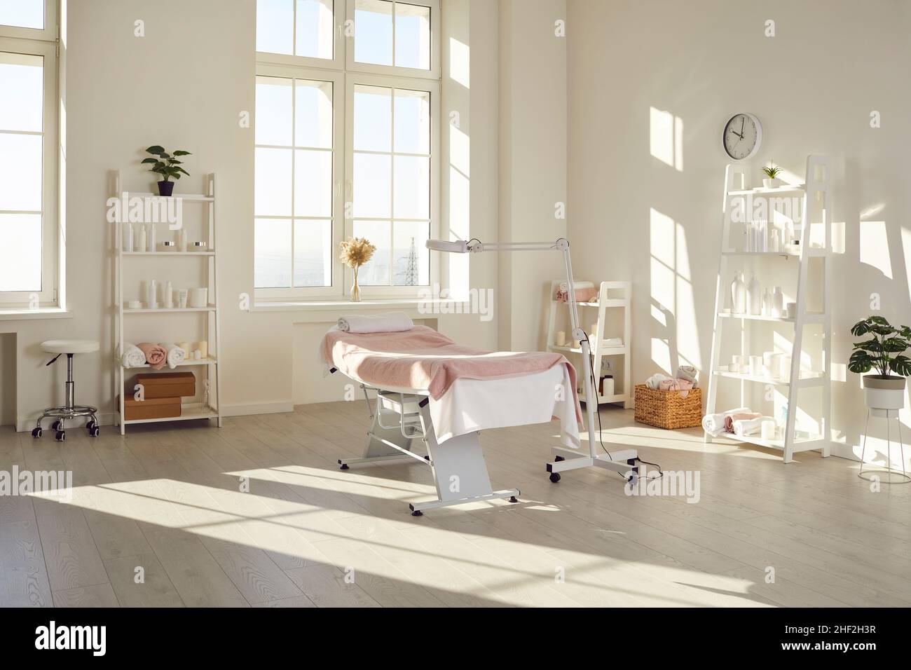 Interno vuoto della clinica di cosmetologia per le procedure di cura della pelle Foto Stock