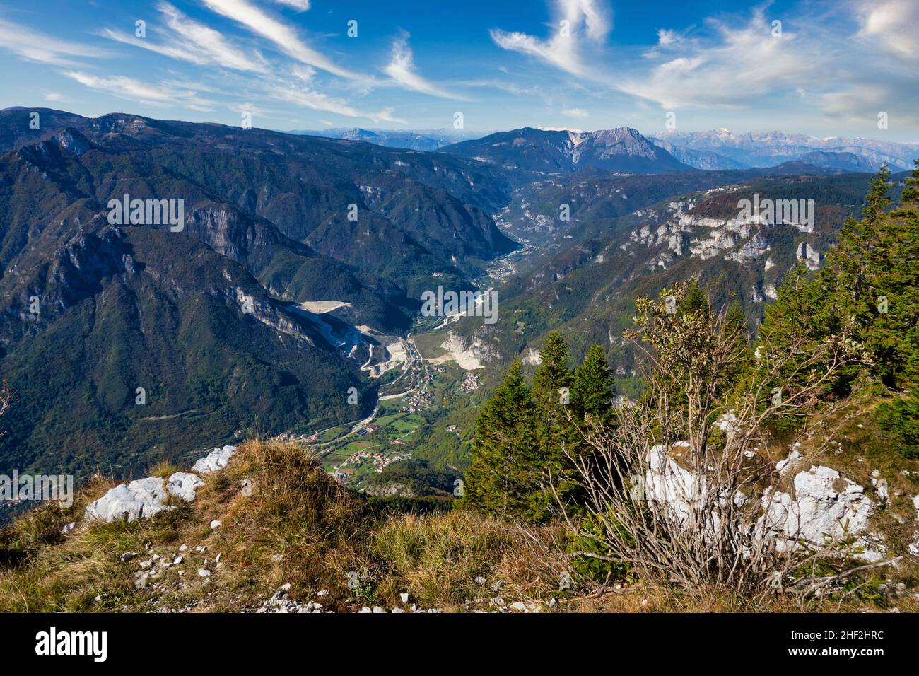 Vista panoramica della valle Valdastico nel nord Italia dal forte militare Campolongo, sull'altopiano di Asiago Foto Stock