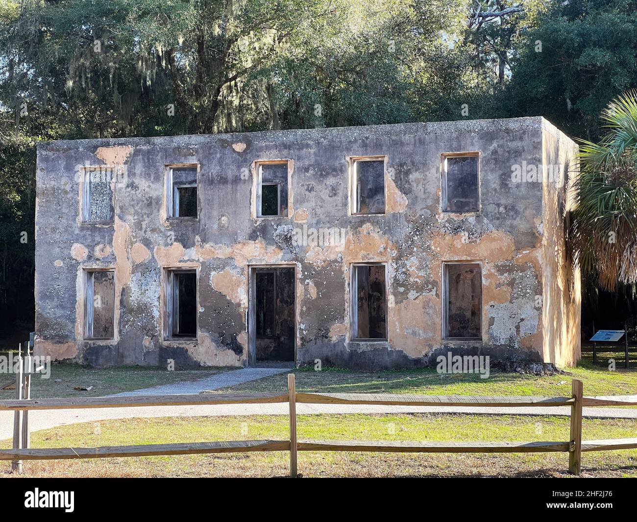 Ricostruita nel 1743, la Horton House sull'Isola di Jekyll è uno degli edifici rimasti più antichi della Georgia, realizzati con tradizionali tabati. Foto Stock