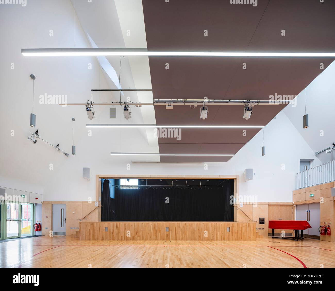 Sala dell'Assemblea della scuola con palco. Brentwood Prep School, Brentwood, Regno Unito. Architetto: Cottrell + Vermeulen Architecture Ltd, 2022. Foto Stock