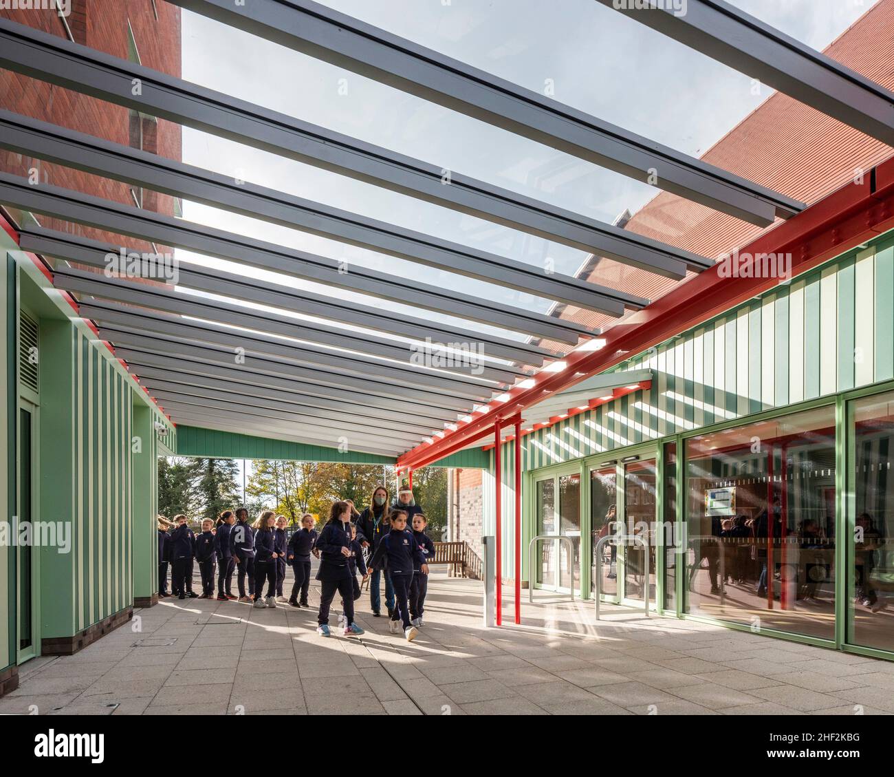 Spazio tra la sala da pranzo e l'edificio della scuola principale. Brentwood Prep School, Brentwood, Regno Unito. Architetto: Cottrell + Vermeulen Architecture Ltd Foto Stock