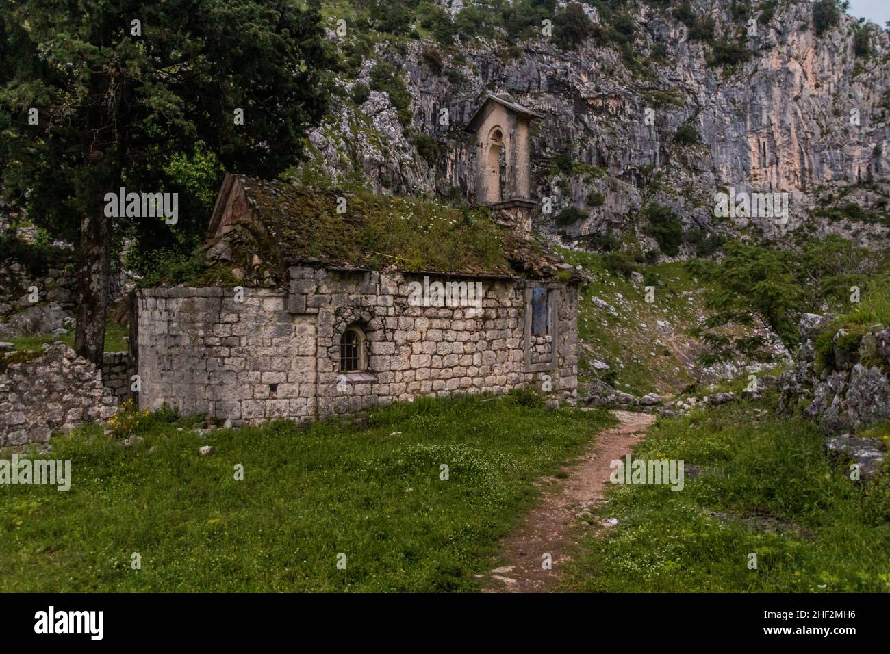 Rovine della chiesa di Sveti Dorde sopra Kotor, Montenegro Foto Stock