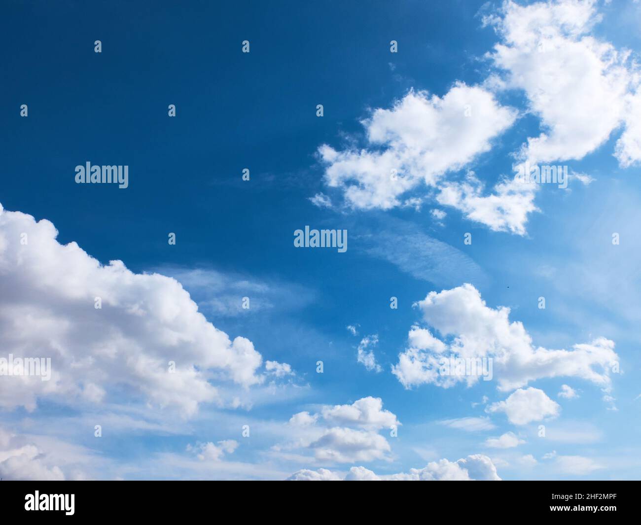 Il bianco delle nuvole in cielo blu Foto Stock