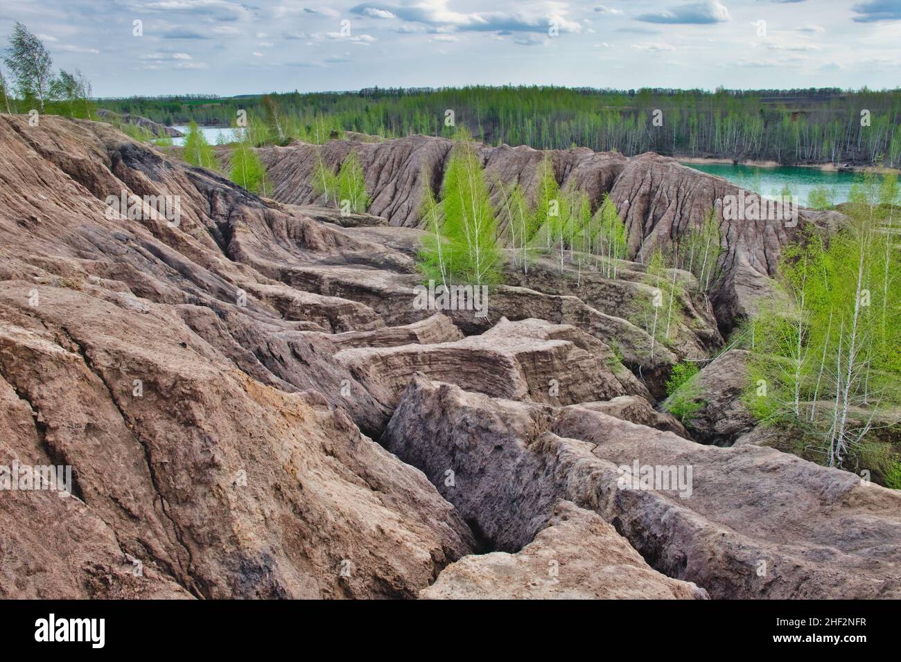 Bel paesaggio naturale sollievo con uccelli verdi sulle colline di cava in primavera. Konduki, Regione di Tula, Russia. Foto Stock