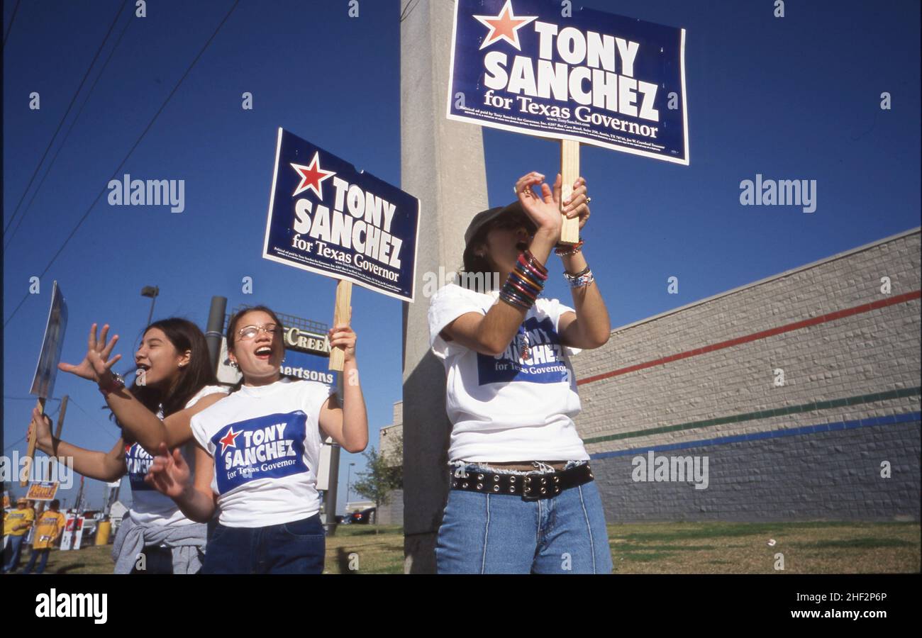 Laredo, Texas USA, 2002: I sostenitori del candidato democratico per il governatore Tony Sanchez branddish firma il giorno delle elezioni. ©Bob Daemmrich Foto Stock