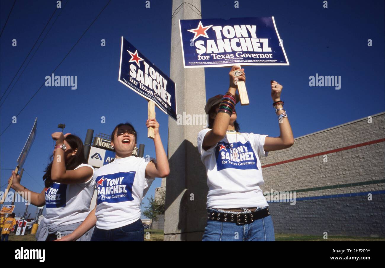 Laredo, Texas USA, 2002: I sostenitori del candidato democratico per il governatore Tony Sanchez branddish firma il giorno delle elezioni. ©Bob Daemmrich Foto Stock