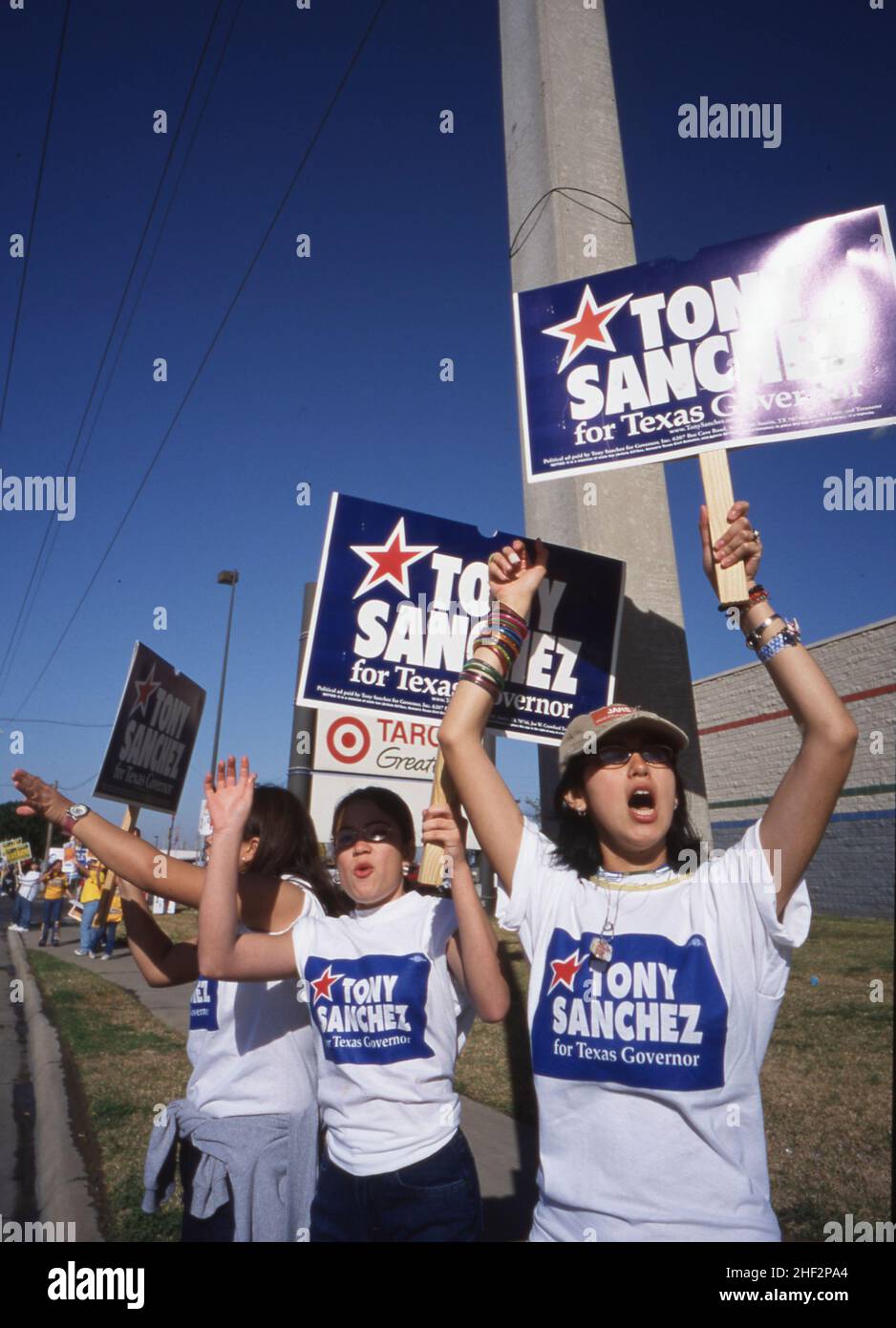 Laredo, Texas USA, 2002: I sostenitori del candidato democratico per il governatore Tony Sanchez branddish firma il giorno delle elezioni. ©Bob Daemmrich Foto Stock