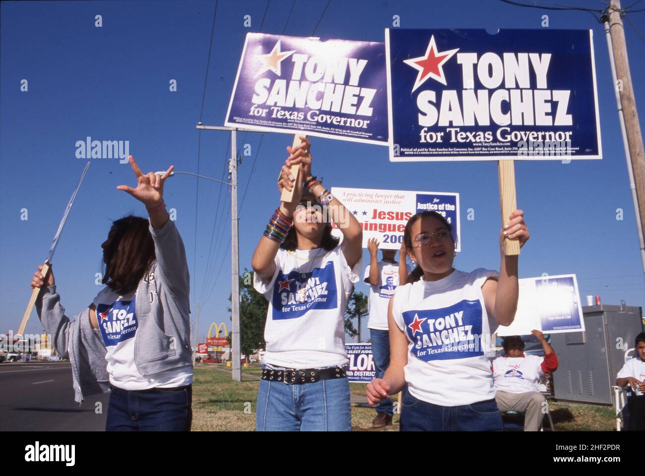 Laredo, Texas USA, 2002: I sostenitori del candidato democratico per il governatore Tony Sanchez branddish firma il giorno delle elezioni. ©Bob Daemmrich Foto Stock