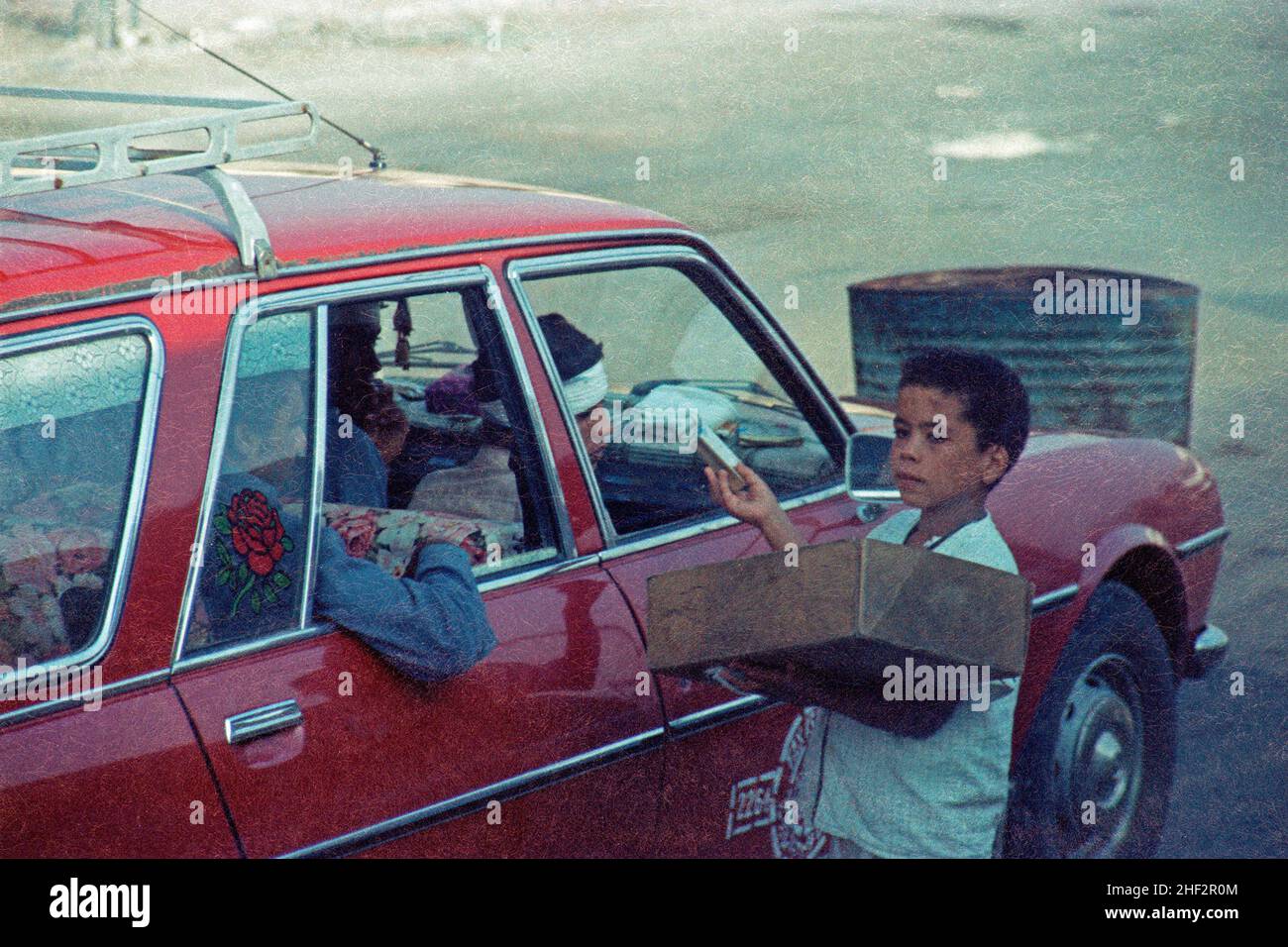 Giovane ragazzo che vende sigarette, settembre 1984, Egitto Foto Stock