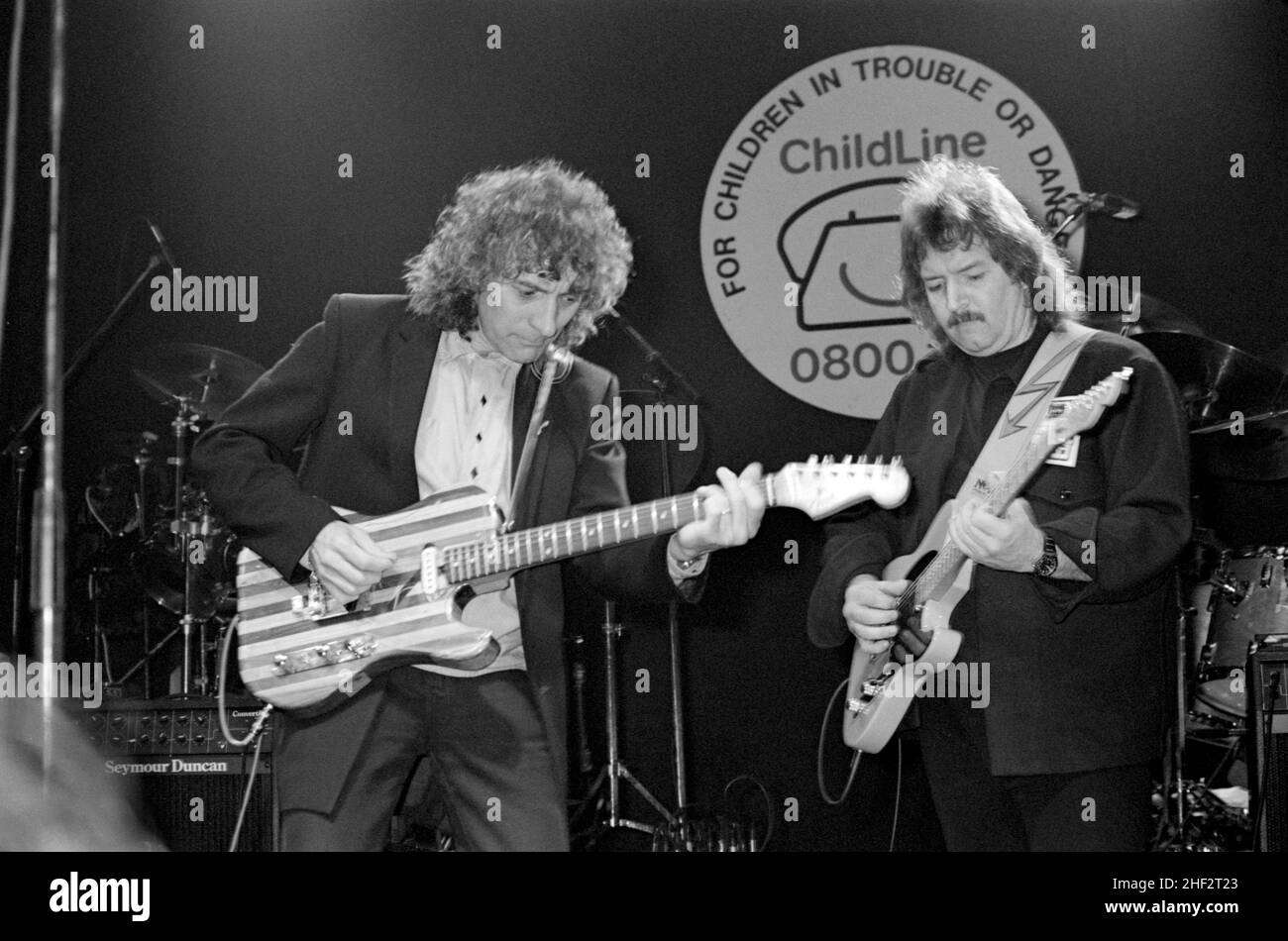 Albert Lee e Seymour Duncan si esibiscono in una jam benefica presso il Town & Country Club di Londra, Inghilterra nel 1987. Foto Stock