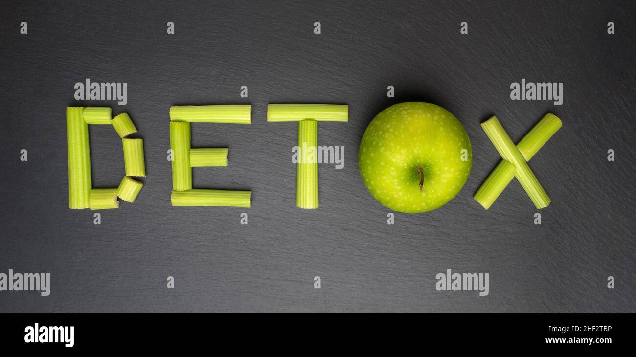 Mangiare sano pulito e disintossicare il concetto di dieta. Parola detox scritto su sfondo nero Foto Stock