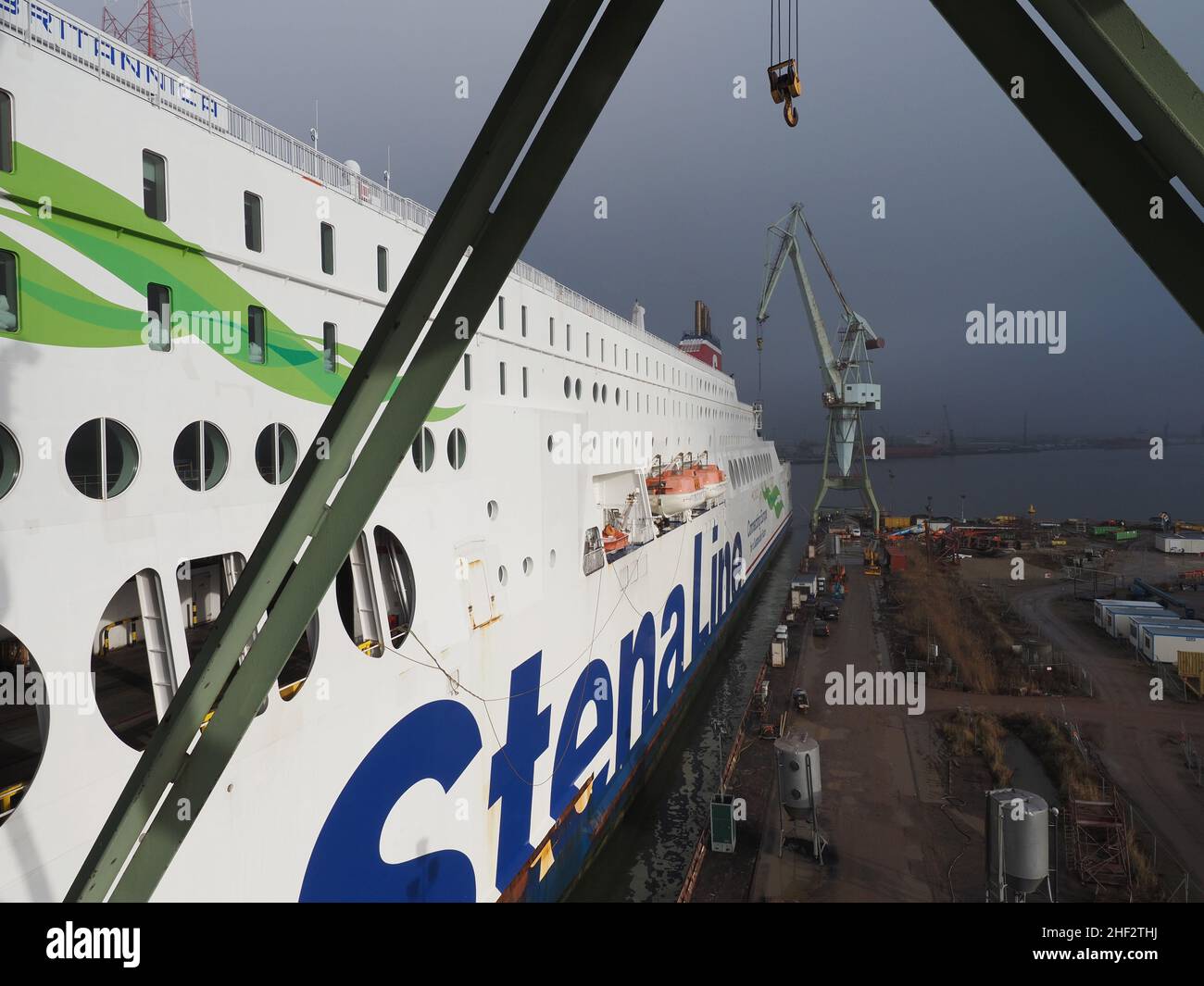 Stena Line ferry Stena Bretagna essendo manovrato in un molo asciutto nel porto di Anversa, Belgio. In questa fase è quasi dentro, ma le porte dei banchine Foto Stock