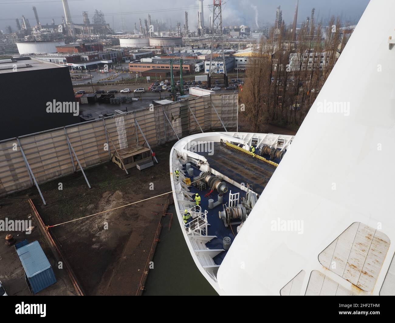Stena Line ferry Stena Bretagna essendo manovrato in un molo asciutto nel porto di Anversa, Belgio. La cabina della centralina del verricello si trova davanti a. Foto Stock