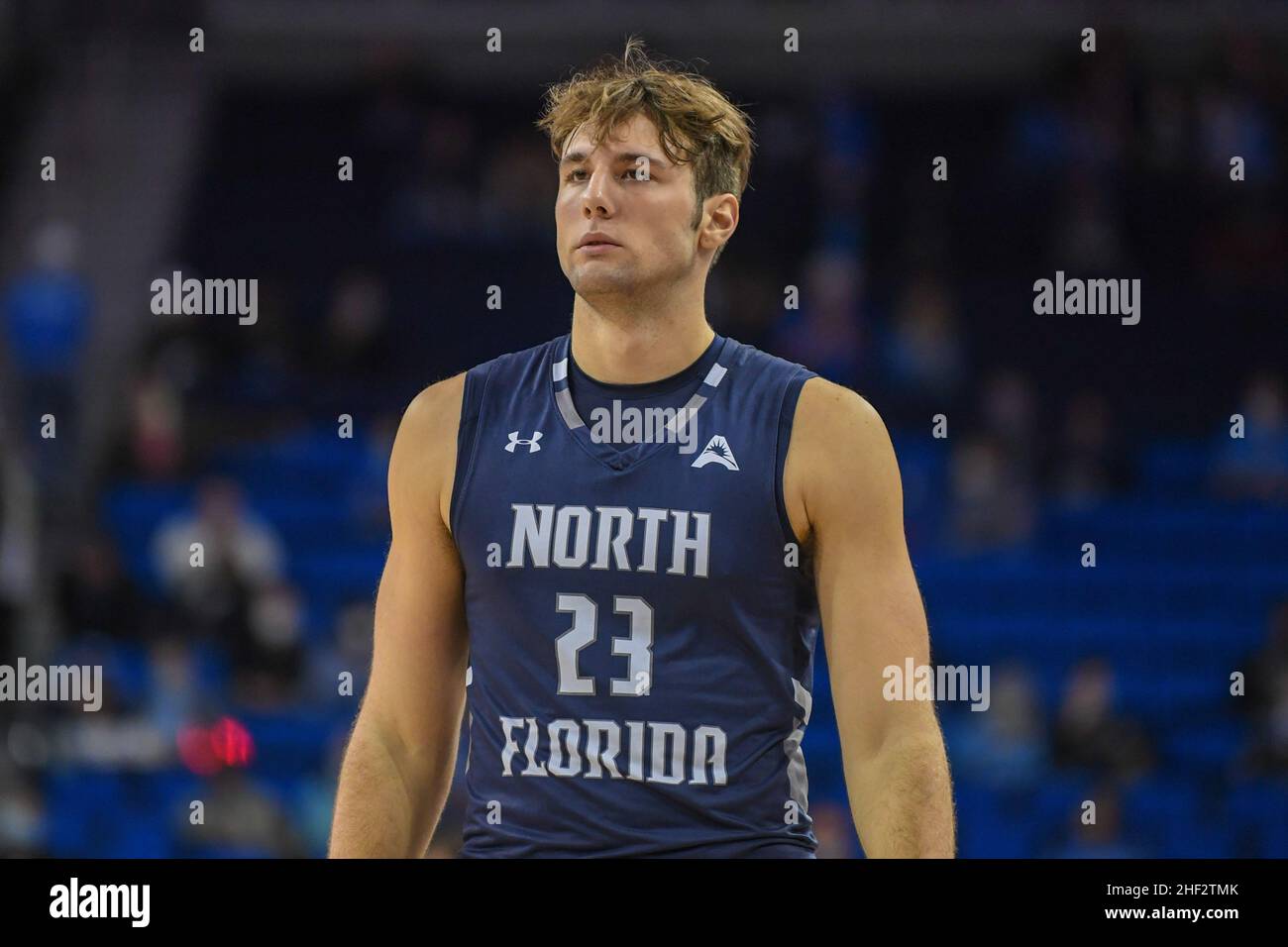 Gli Ospreys della Florida del nord proteggono Josh Berenbaum (23) durante una partita di pallacanestro NCAA contro i Bruins UCLA, mercoledì 17 novembre 2021, a Los Angeles. UCLA Foto Stock