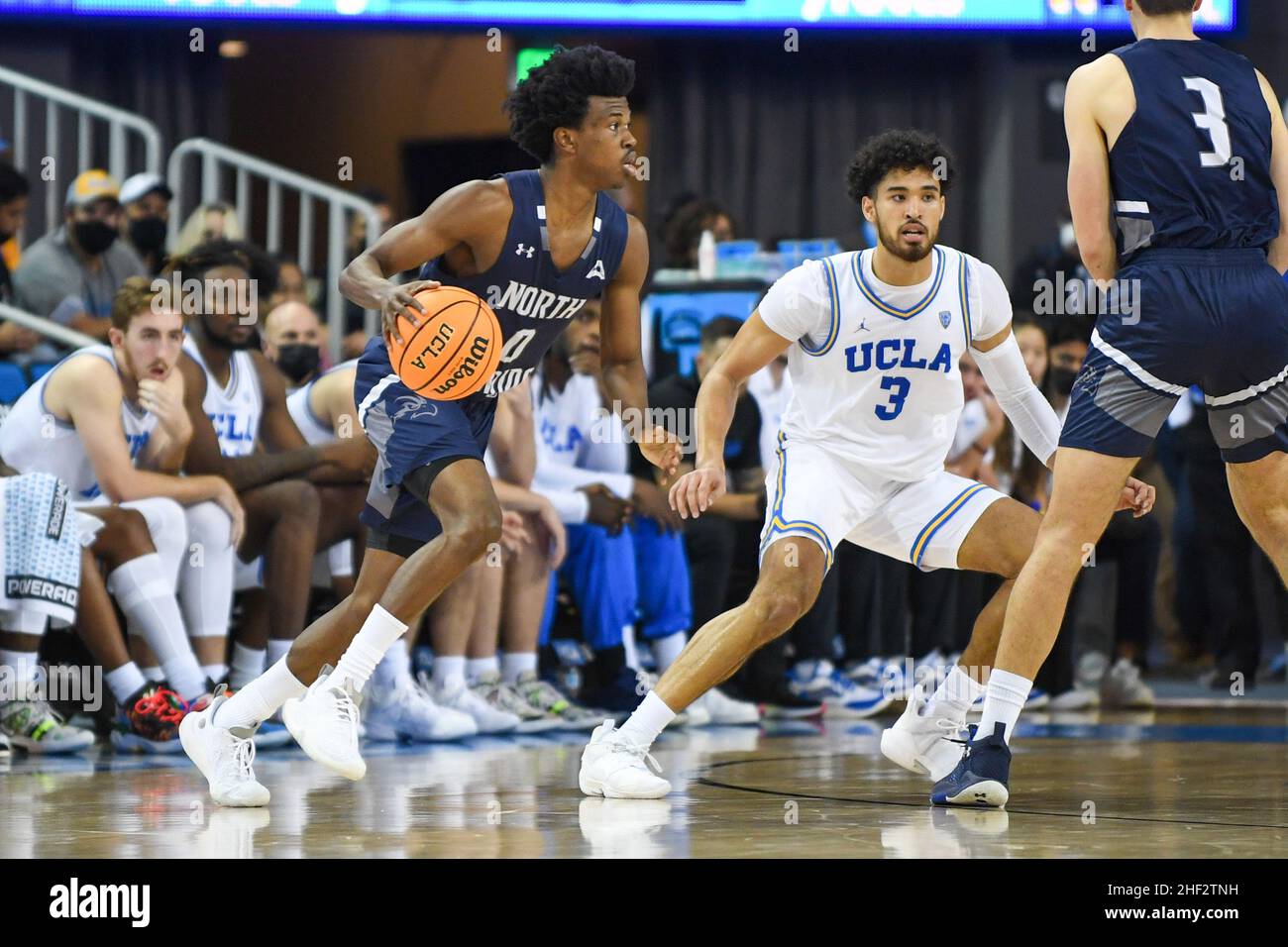 North Florida Ospreys guardia Emmanuel Adedoyin (0) dribbles la palla durante una partita di pallacanestro NCAA contro i Bruins UCLA, mercoledì 17 novembre 2021, Foto Stock