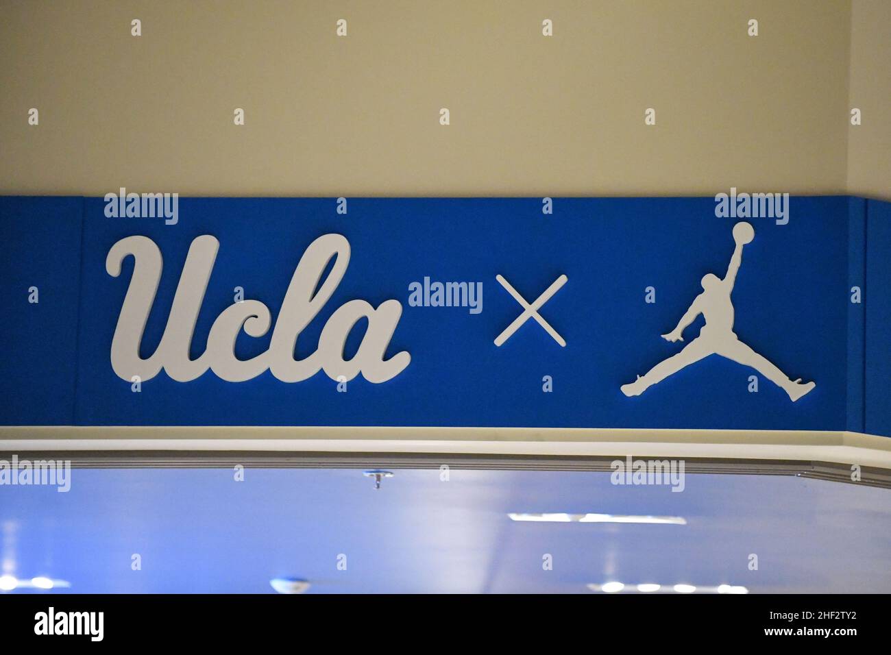 Visualizzazione dettagliata della segnaletica UCLA e Jordan Brand al di fuori del Pauley Pavilion dopo una partita di pallacanestro NCAA tra i Bruins UCLA e il North Florida Osprey Foto Stock