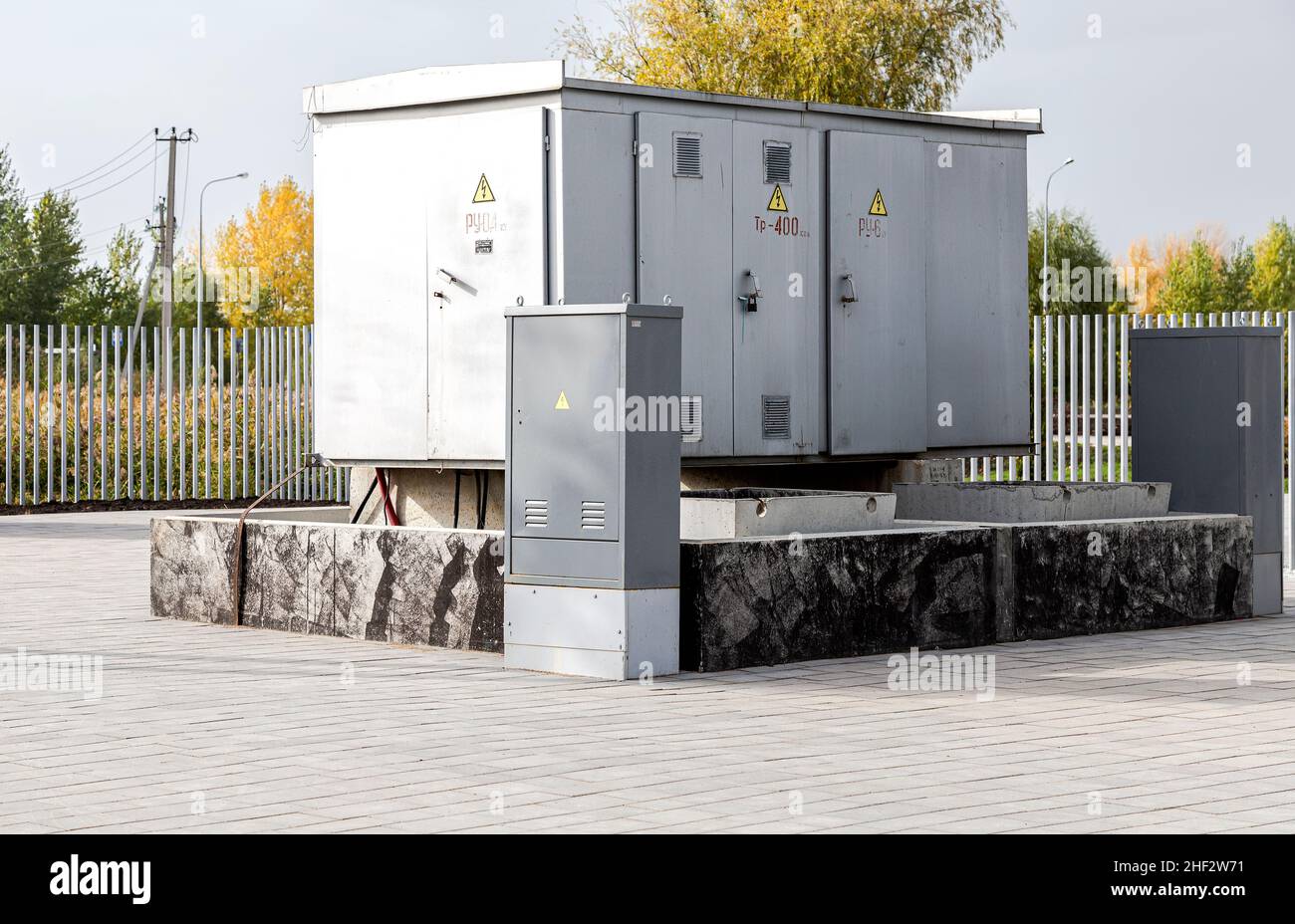 Samara, Russia - 25 settembre 2021: Sottostazione con trasformatore di tensione all'aperto in estate Foto Stock