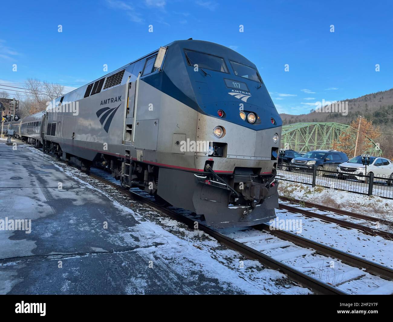 Il treno Amtrak Vermonter arriva alla stazione di Brattleboro. Il treno corre una volta al giorno in ogni direzione, fornendo un servizio essenziale ma limitato ai punti sud Foto Stock