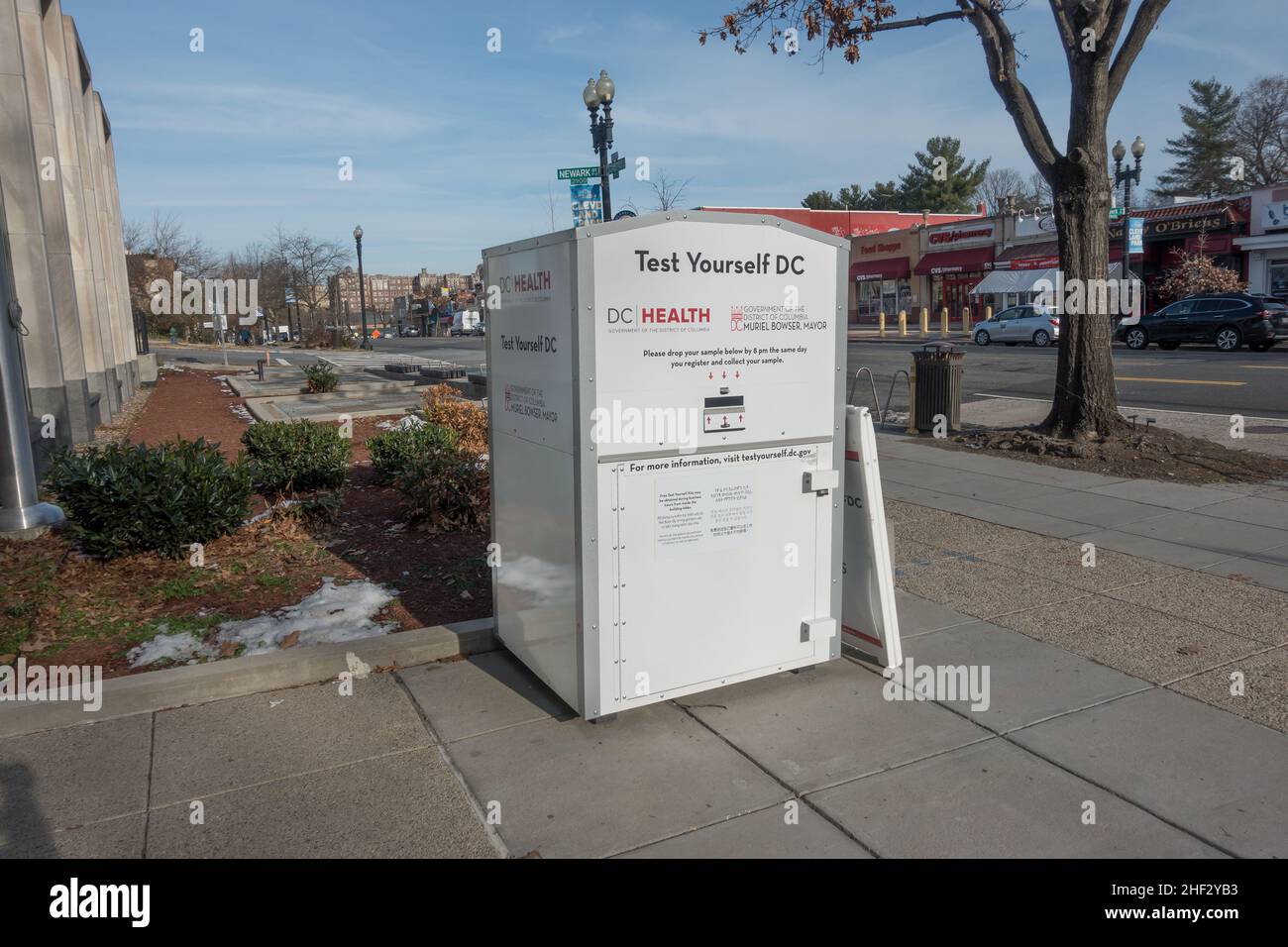 Situato all'esterno della biblioteca pubblica, drop box per i test PCR Covid completati a casa (gratuiti presso la biblioteca, se disponibili). I kit di test vengono prelevati ogni notte e inviati al laboratorio. I risultati vengono inviati tramite e-mail entro pochi giorni. Cleveland Park, Washington, DC, 13 gennaio 2022 Foto Stock