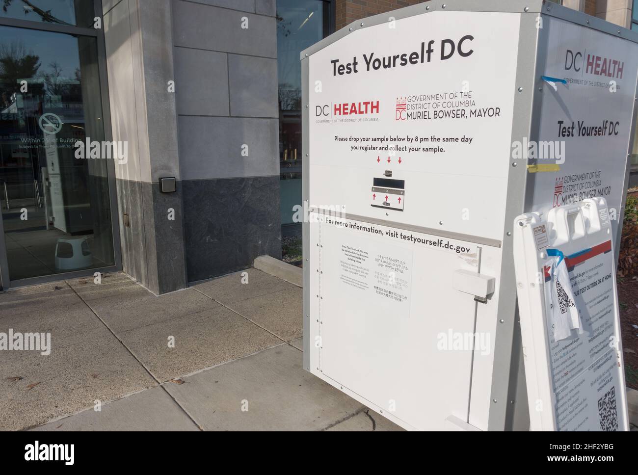 Situato all'esterno della biblioteca pubblica, drop box per i test PCR Covid completati a casa (gratuiti presso la biblioteca, se disponibili). I kit di test vengono prelevati ogni notte e inviati al laboratorio. I risultati vengono inviati tramite e-mail entro pochi giorni. Cleveland Park, Washington, DC, 13 gennaio 2022 Foto Stock