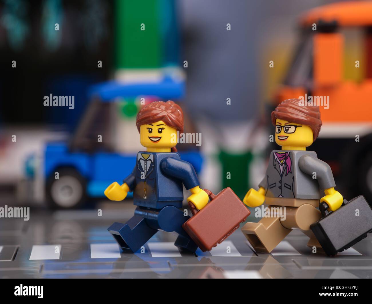 Lego minifigure businesswoman suitcase immagini e fotografie stock ad alta  risoluzione - Alamy