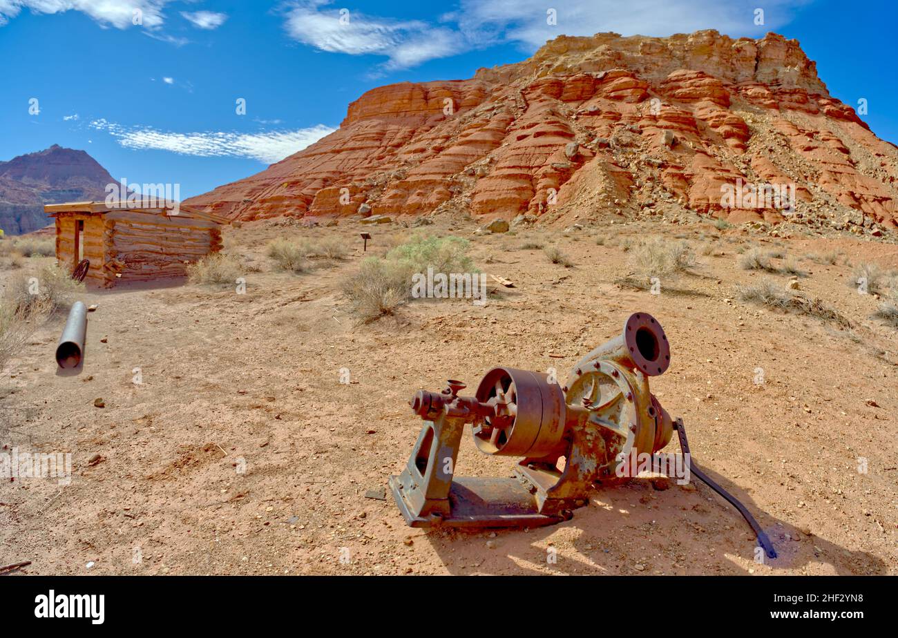 Una cabina per le mani del ranch sulla sinistra e un'antica pompa d'acqua allo storico Lonely Dell Ranch a Lee's Ferry Arizona. Vicino alle scogliere di Vermilion Natio Foto Stock