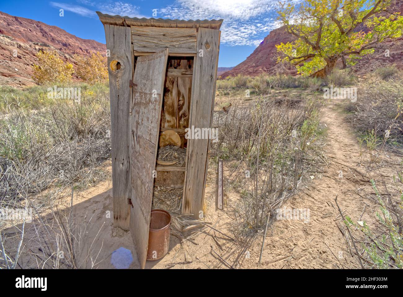 Un vecchio Outhouse lungo il fiume Paria al Lonely Dell Ranch a Vermilion Cliffs National Monument Arizona. Foto Stock