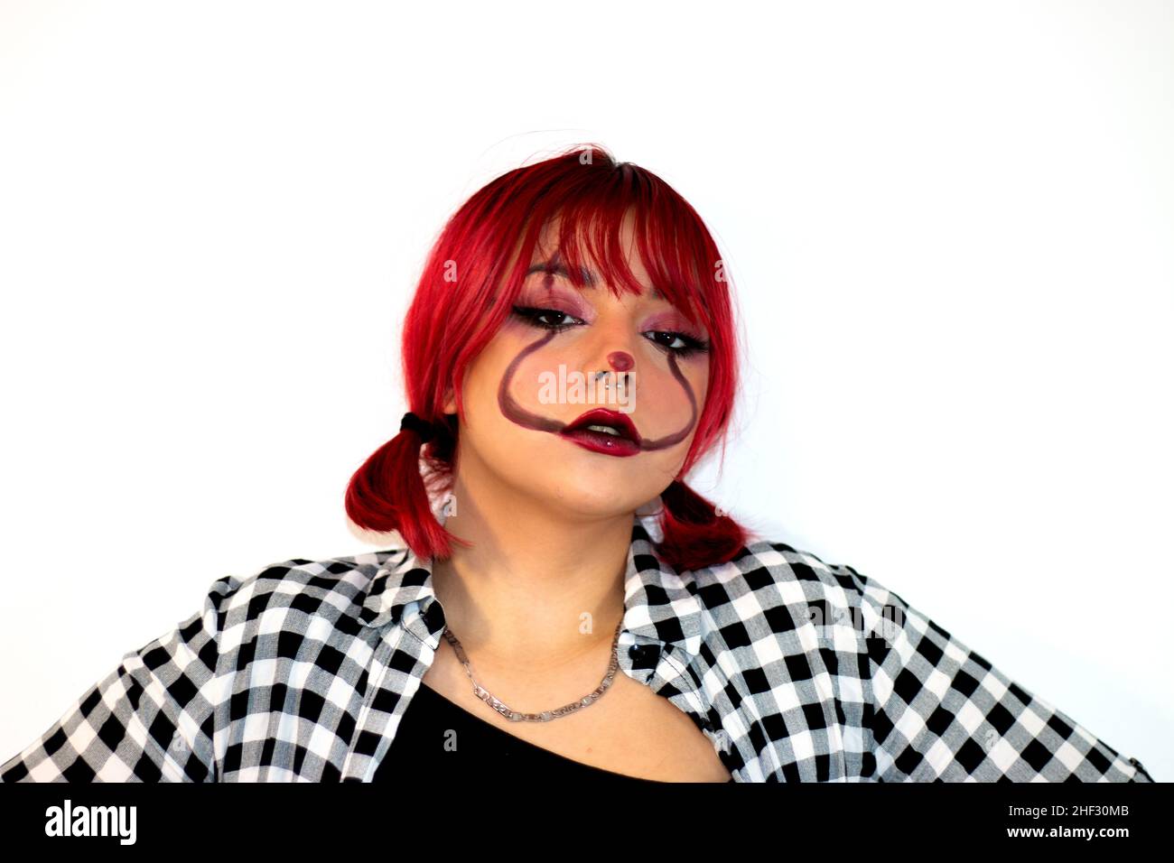 La ragazza teen ha messo su make-up per una palla di masquerade e ha fatto un hairstyle moderno Foto Stock