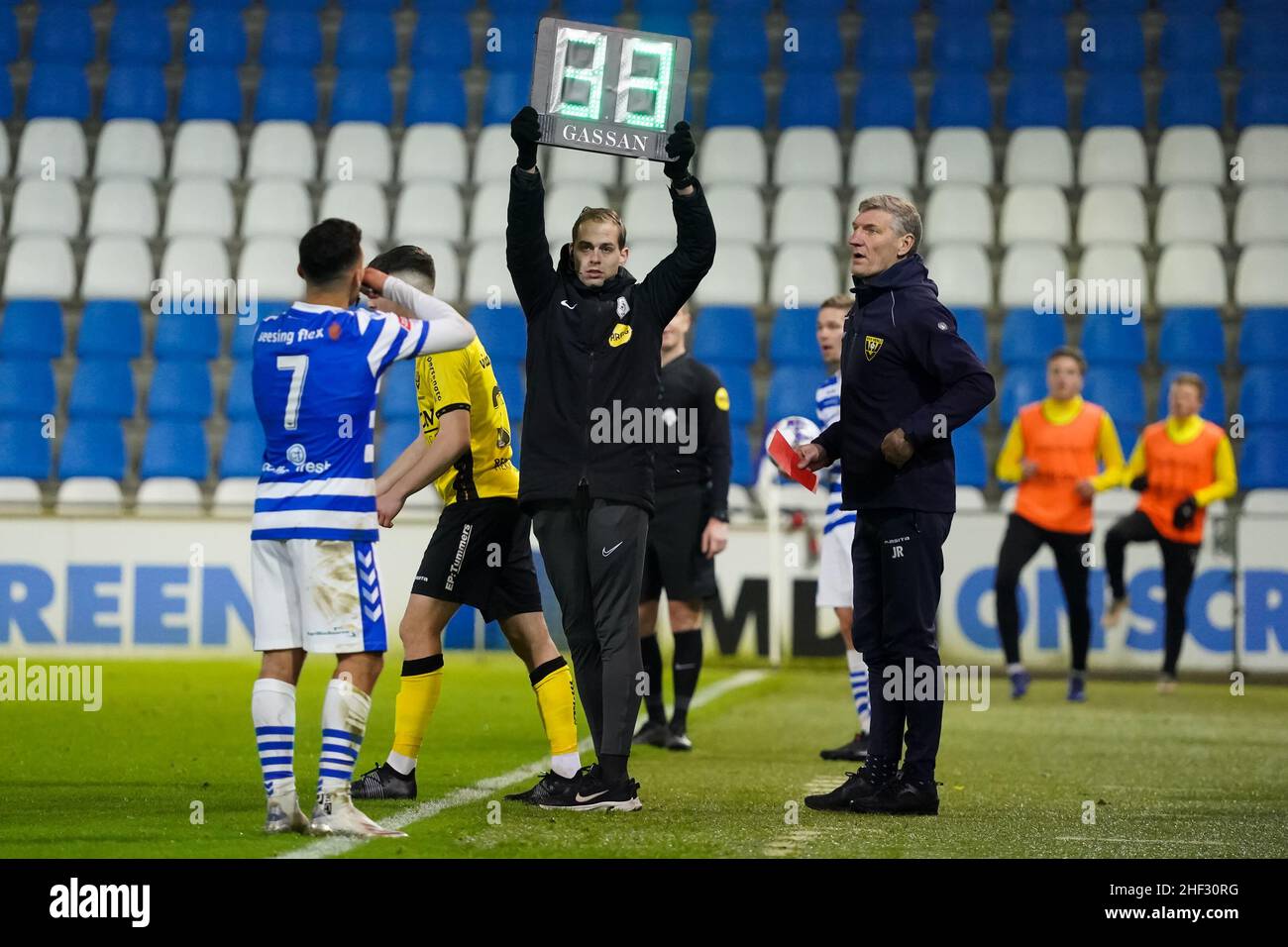 DOETINCHEM, PAESI BASSI - GENNAIO 9: Quarto ufficiale Gerbert Stegeman durante la partita olandese Keukenkampioendivisie tra De Graafschap e VVV-Venlo a De Vijverberg il 9 Gennaio 2022 a Doetinchem, Paesi Bassi (Foto di Rene Nijhuis/Orange Pictures) Foto Stock