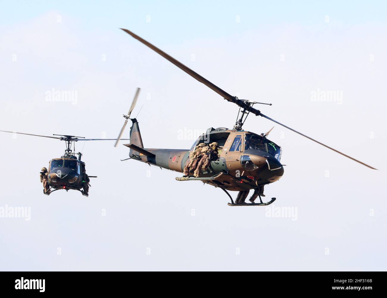 Narashino, Giappone. 13th Jan 2022. I 1st membri della brigata aerea della forza di autodifesa giapponese sono trasportati da elicotteri durante un esercizio di Capodanno presso il campo di addestramento Narashino a Narashino, nel suburbano di Tokyo giovedì 13 gennaio 2022. Hanno partecipato all'esercizio circa 500 brigate in volo. Credit: Yoshio Tsunoda/AFLO/Alamy Live News Foto Stock