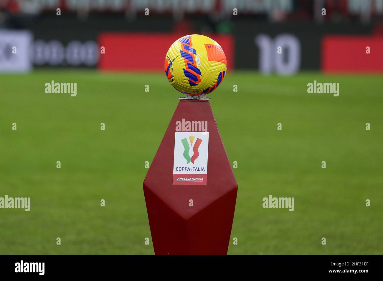 Stadio San Siro, Milano, 13 gennaio 2022, Il pallone ufficiale Coppa Italia  FRECCIAROSSA si gioca a AC Milan vs Genova CFC - Calcio Italiana Coppa  Italia Foto stock - Alamy