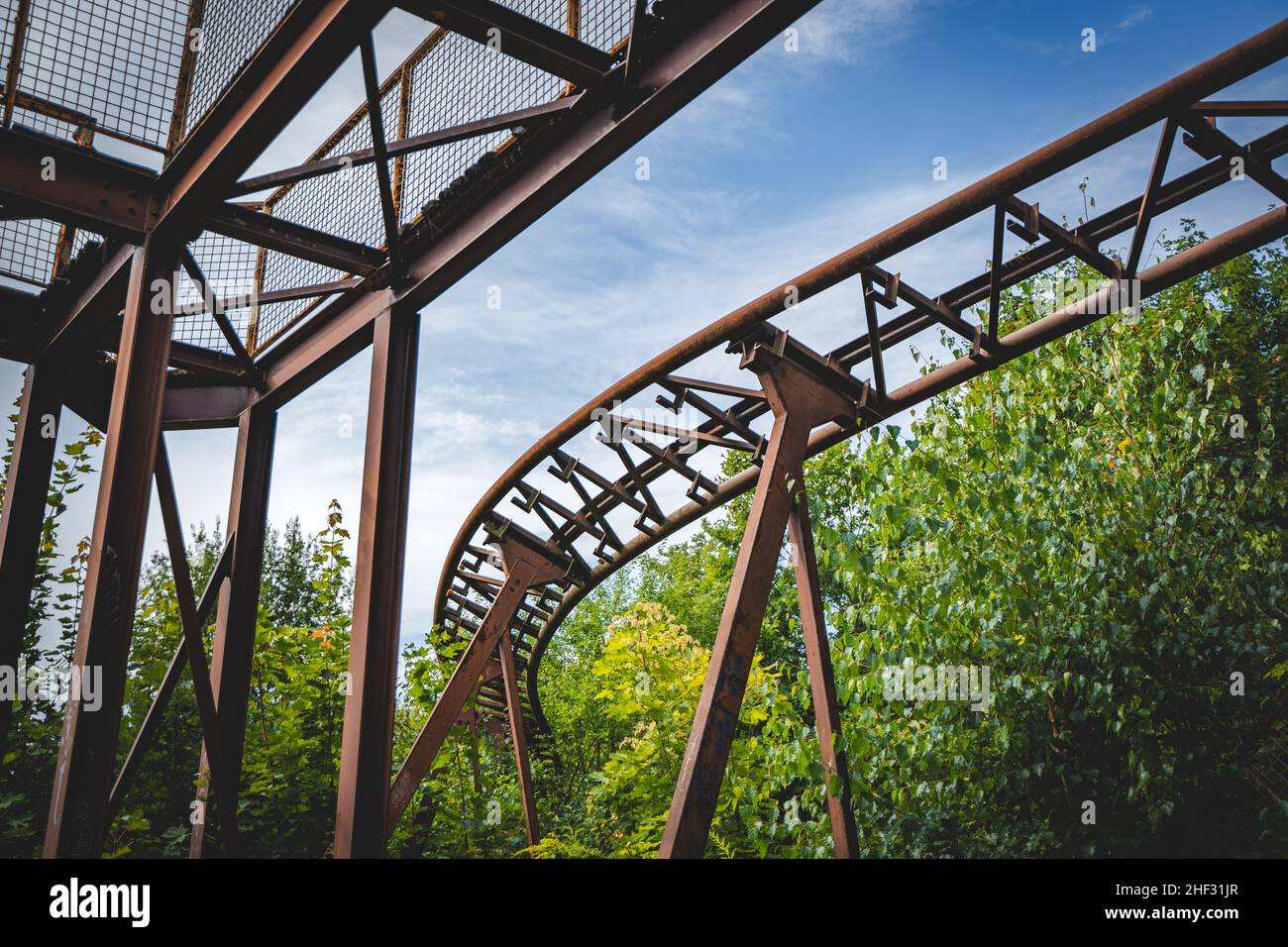 abbandonata vecchia montagne russe nel vecchio parco divertimenti di berlino spreepark perso posto Foto Stock