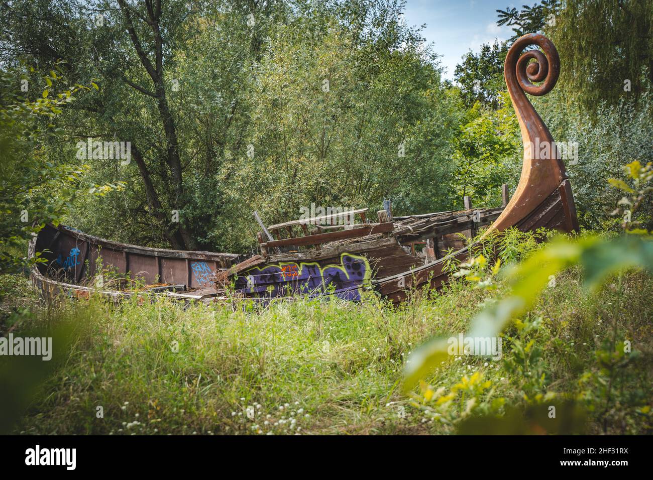 abbandonata vecchia barca vichinga nel vecchio parco divertimenti di berlino Foto Stock