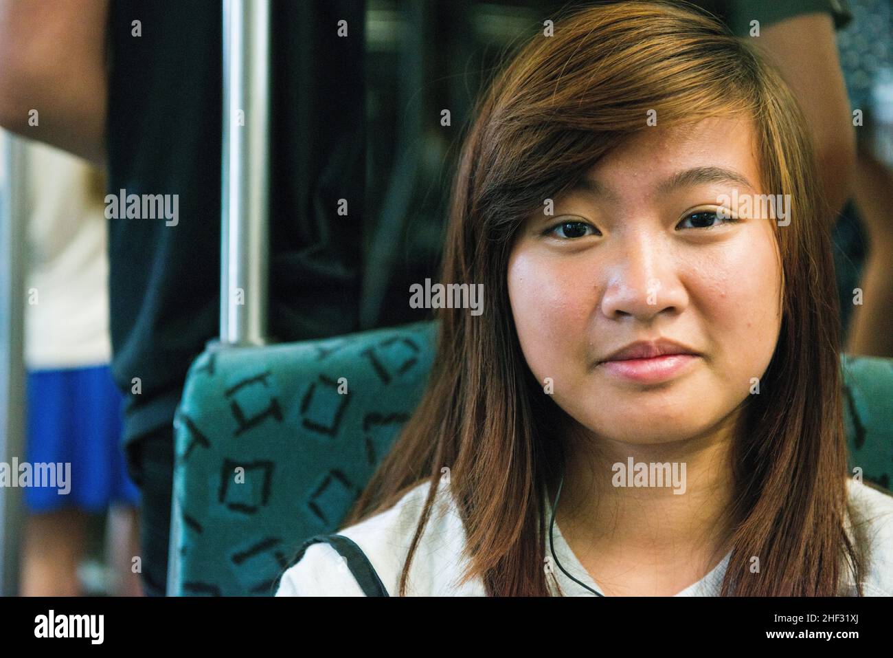 Berlino, Germania. Giovane e attraente donna asiatica, ritratto, pendolando con la metropolitana U-Bahn attraverso la capitale tedesca tra scuola e casa. Foto Stock