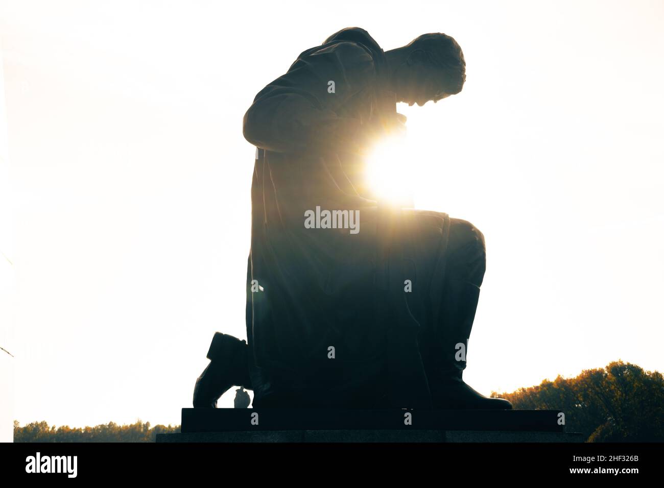 silhouette di una statua di un soldato sovietico in starnuto al sole Foto Stock