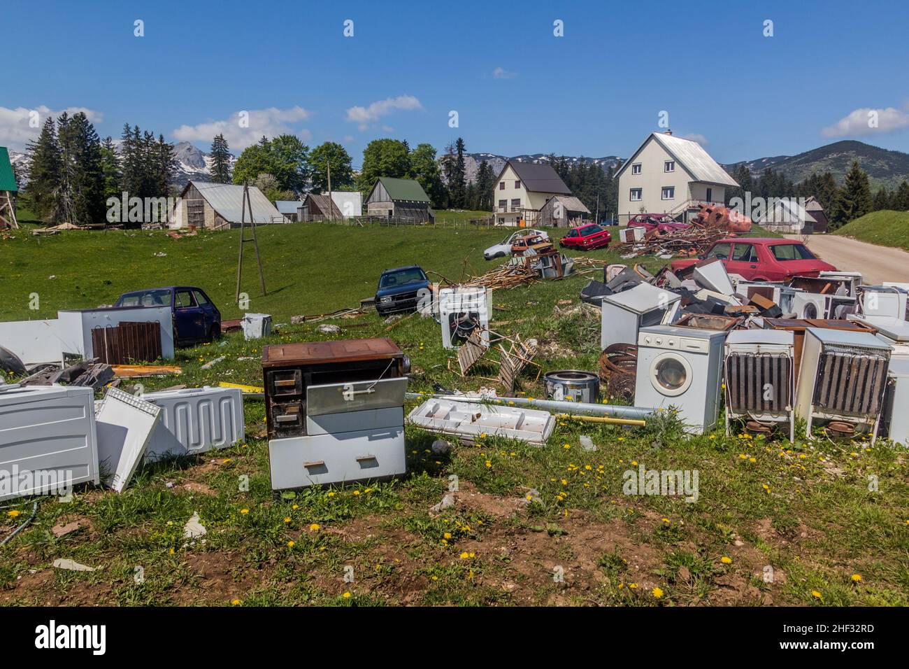 Vecchi apparecchi scaricati nel villaggio di Zabljak, Montenegro. Foto Stock