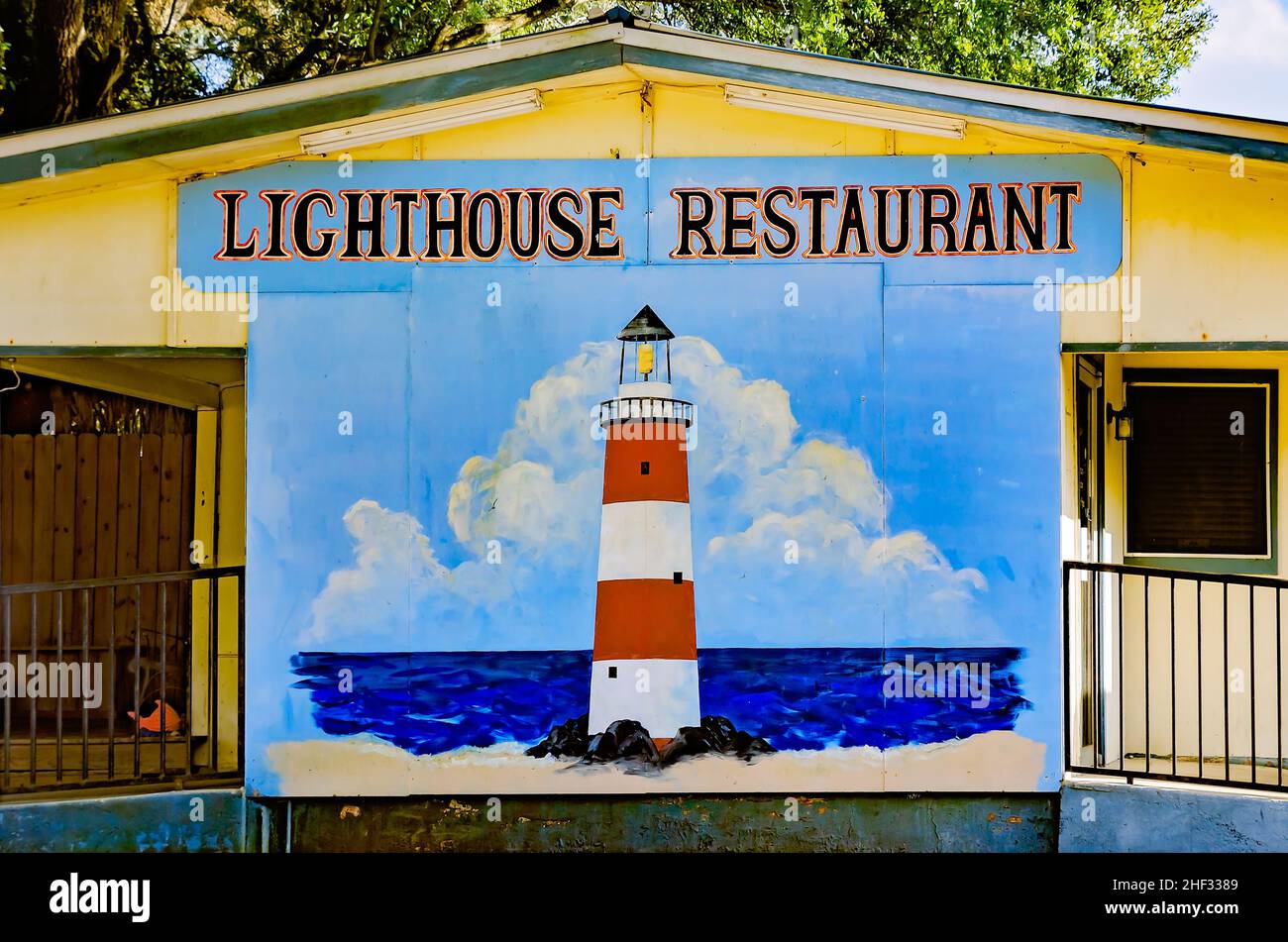 Il cartello del Lighthouse Restaurant è raffigurato, 6 gennaio 2022, a Bayou la Batre, Alabama. Il ristorante è stato aperto nel 1979 ed è famoso per i suoi piatti di pesce. Foto Stock