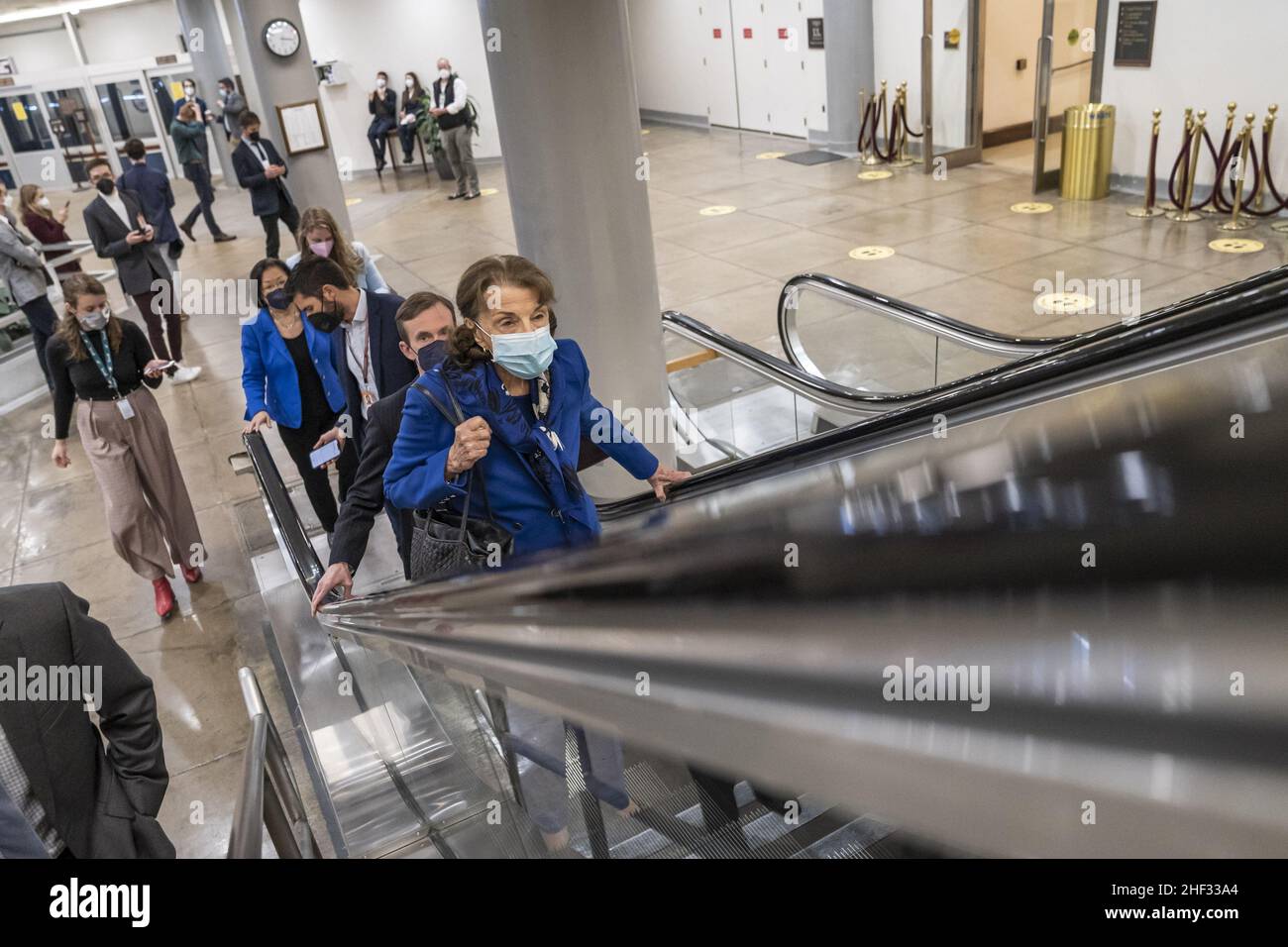 Washington, Stati Uniti. 13th Jan 2022. Dianne Feinstein D-CA, il senatore statunitense Dianne Feinstein D-CA, salirà sulla scala mobile fino al Senato per un voto sulla legge sulle sanzioni del Nord Stream 2 del Sen. Ted Cruz, presso il Campidoglio degli Stati Uniti a Washington, DC giovedì 13 gennaio 2022. Foto di Ken Cedeno/UPI Credit: UPI/Alamy Live News Foto Stock