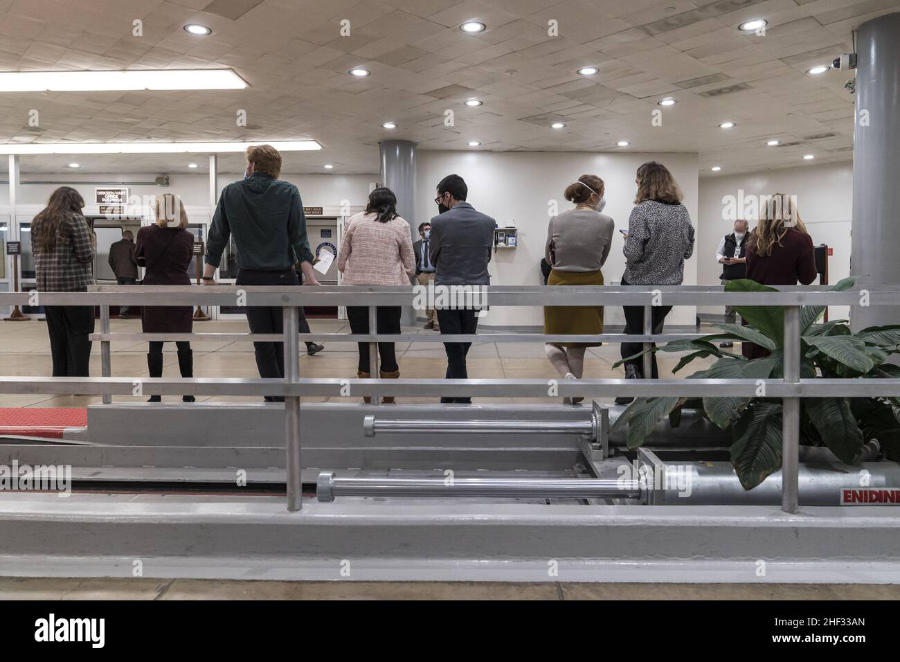 Washington, Stati Uniti. 13th Jan 2022. I membri dei mezzi di comunicazione aspettano che i senatori passino attraverso la metropolitana del Senato fino al Senato per un voto sulla legge sulle sanzioni Nord Stream 2 del Sen. Ted Cruz presso il Campidoglio degli Stati Uniti a Washington, DC giovedì 13 gennaio 2022. Foto di Ken Cedeno/UPI Credit: UPI/Alamy Live News Foto Stock