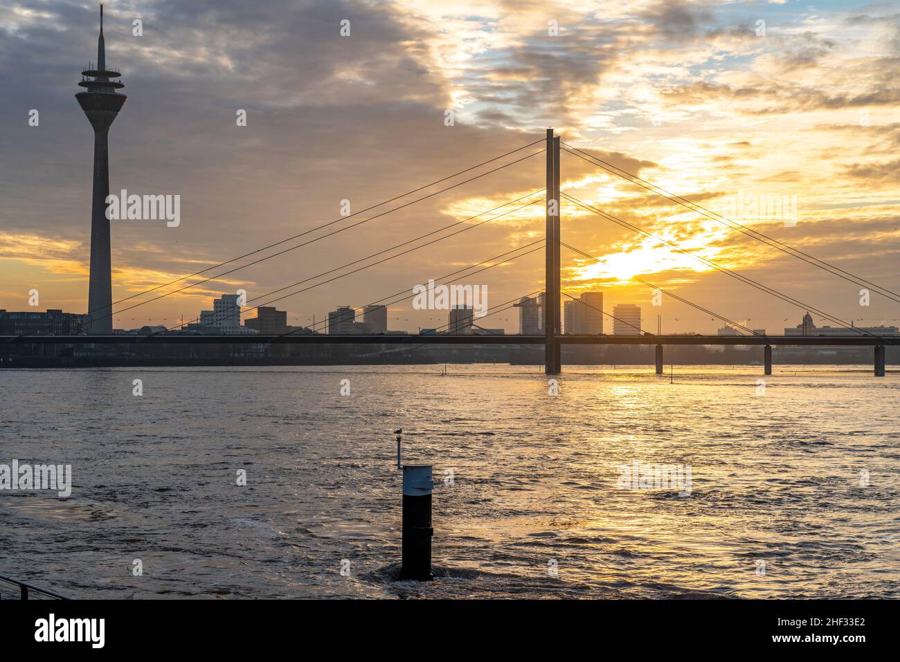 Tramonto invernale sul Reno vicino a DŸsseldorf, Rheinturm, ponte RheinkniebrŸcke, NRW, Germania Foto Stock