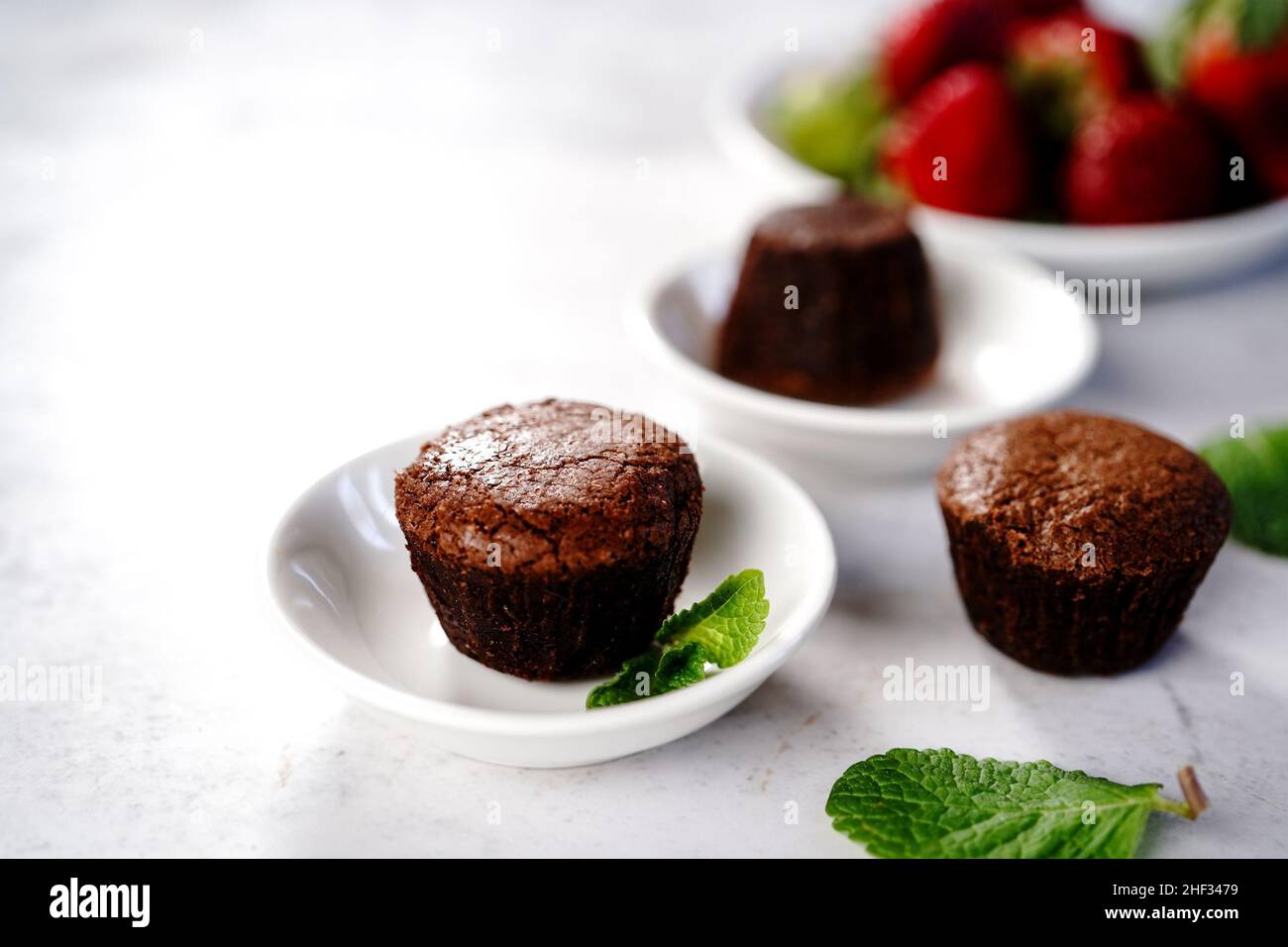 Mini torta di lava fusa al cioccolato fatta in casa, fuoco selettivo Foto Stock