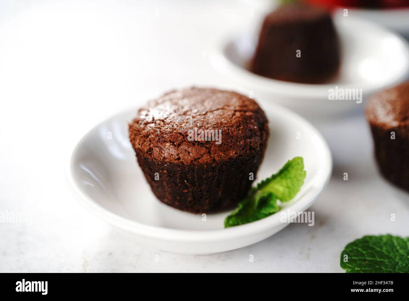 Mini torta di lava fusa al cioccolato fatta in casa, fuoco selettivo Foto Stock