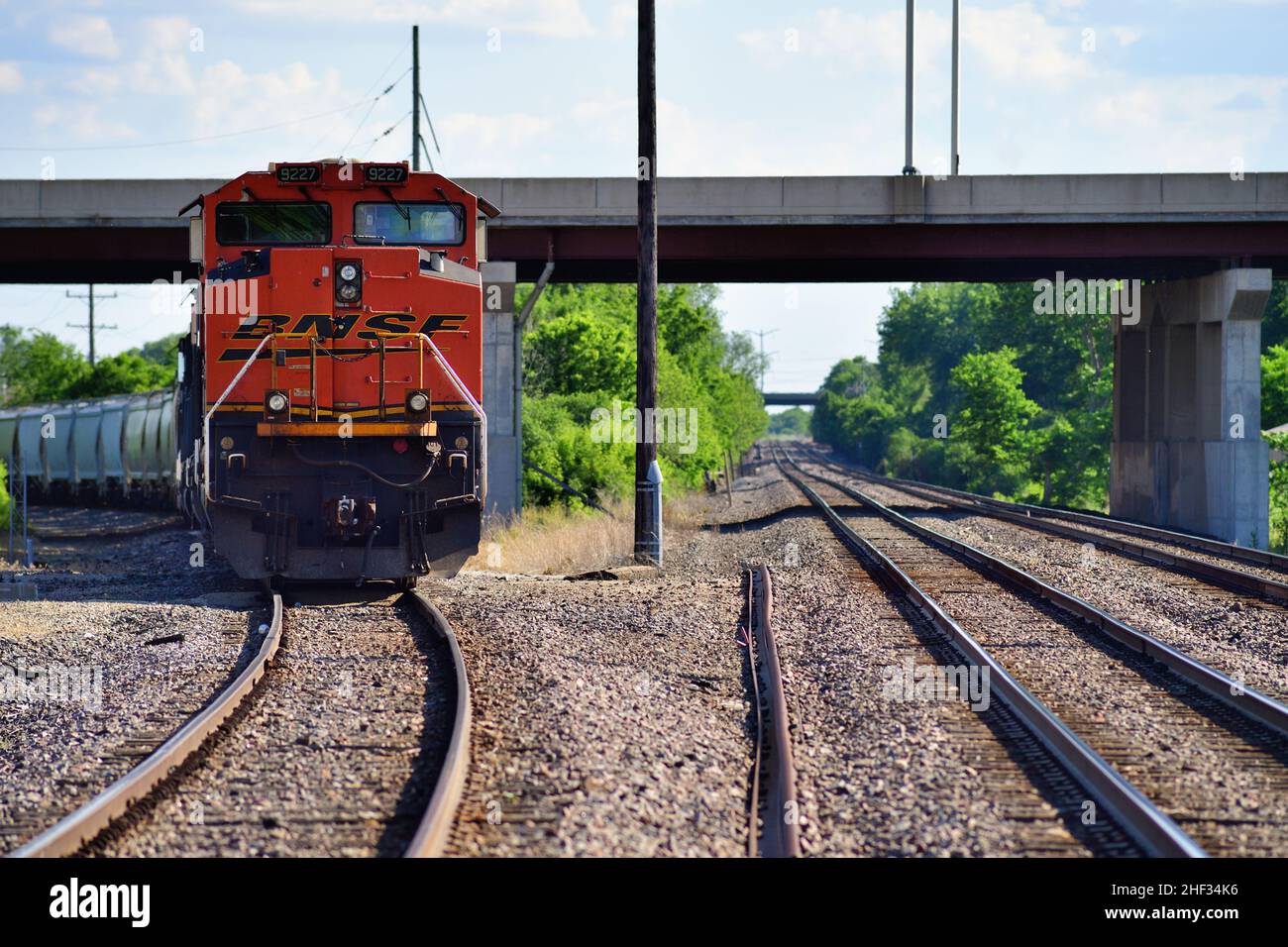 Montgomery, Illinois, Stati Uniti. Un treno merci Burlington Northern Santa Fe attende un nuovo equipaggio mentre attende di lasciare una linea di diramazione accanto a un m multi-track Foto Stock