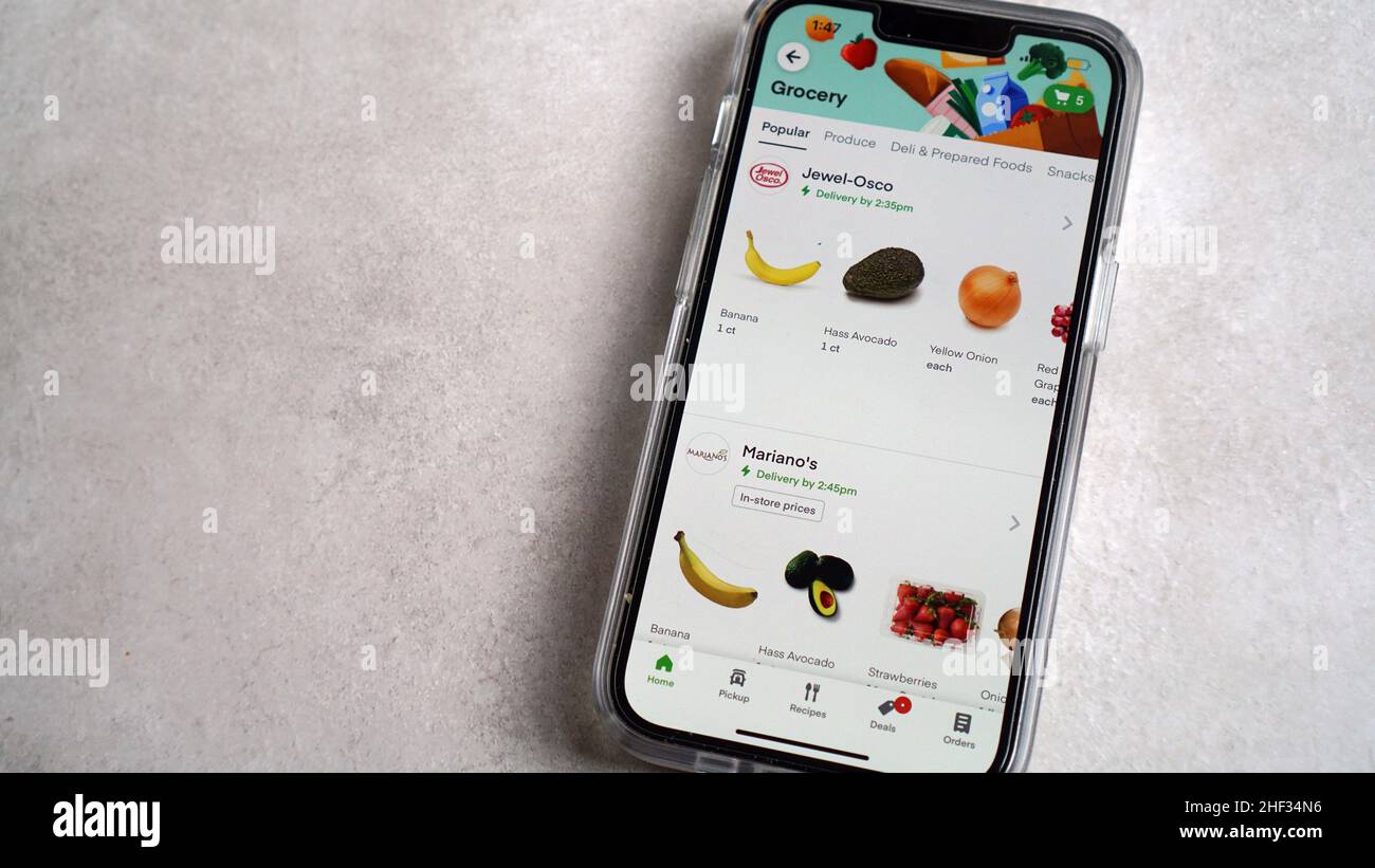 Utilizzo dell'app Instacart per la consegna di generi alimentari e i servizi di ritiro Foto Stock