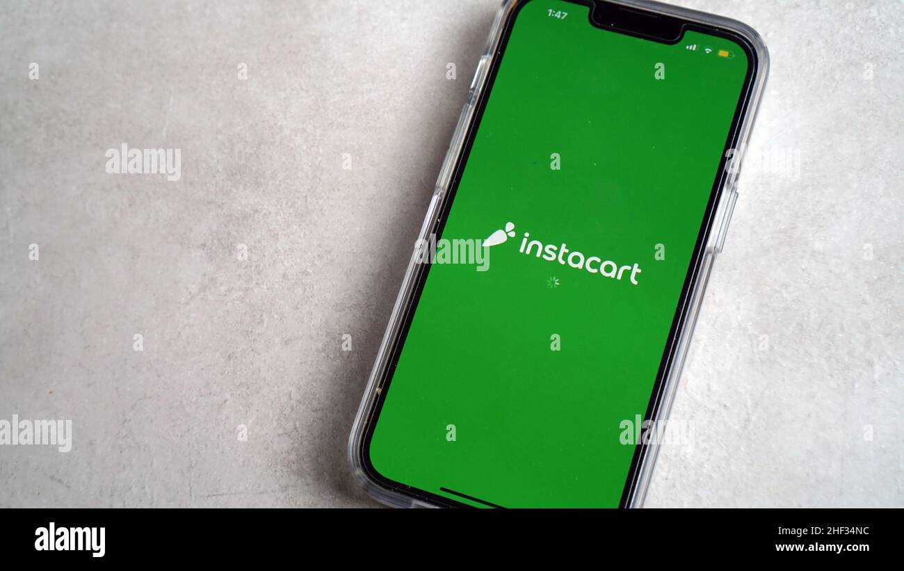 Utilizzo dell'app Instacart per la consegna di generi alimentari e i servizi di ritiro Foto Stock